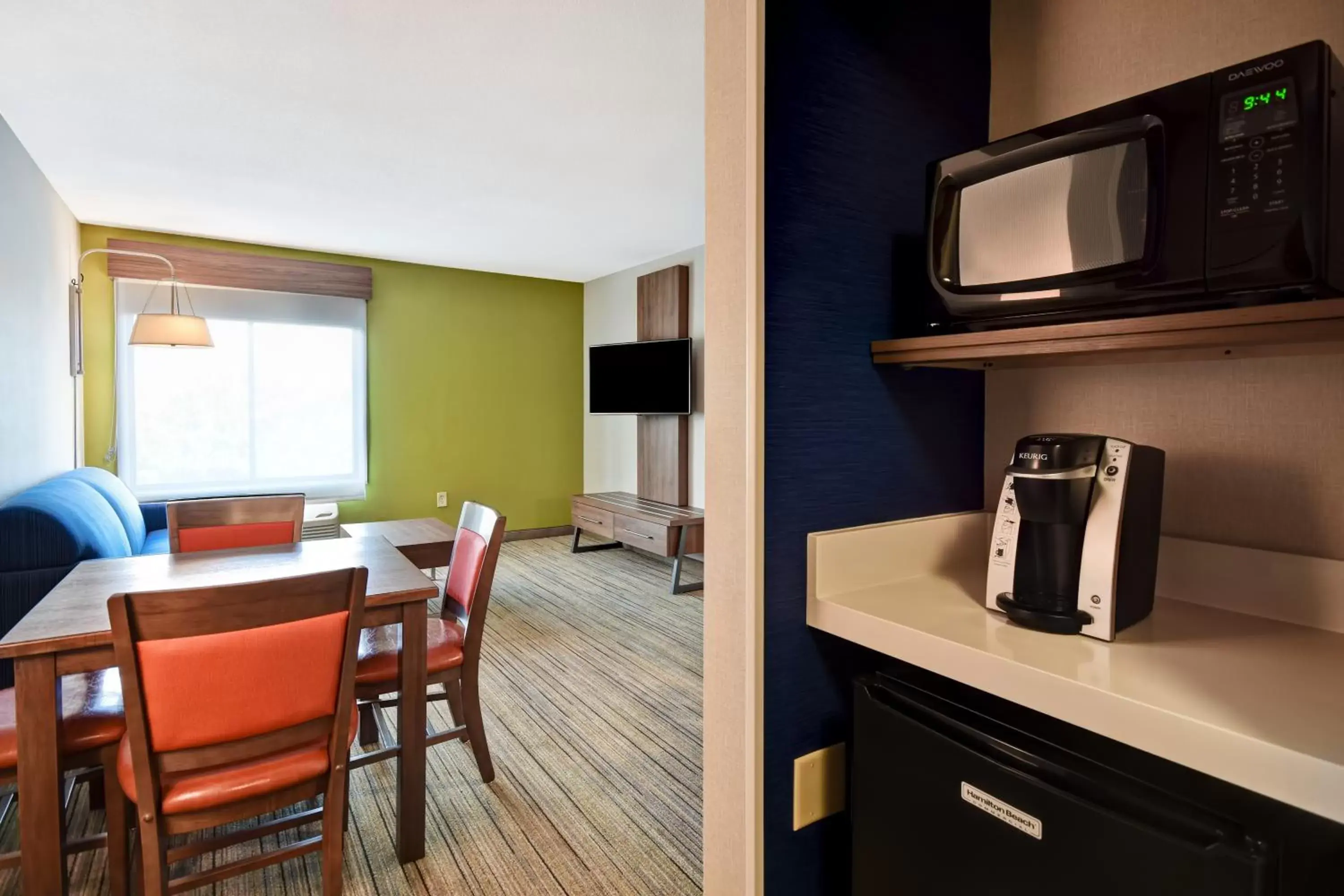 Living room, Kitchen/Kitchenette in Holiday Inn Express Newport North - Middletown, an IHG Hotel