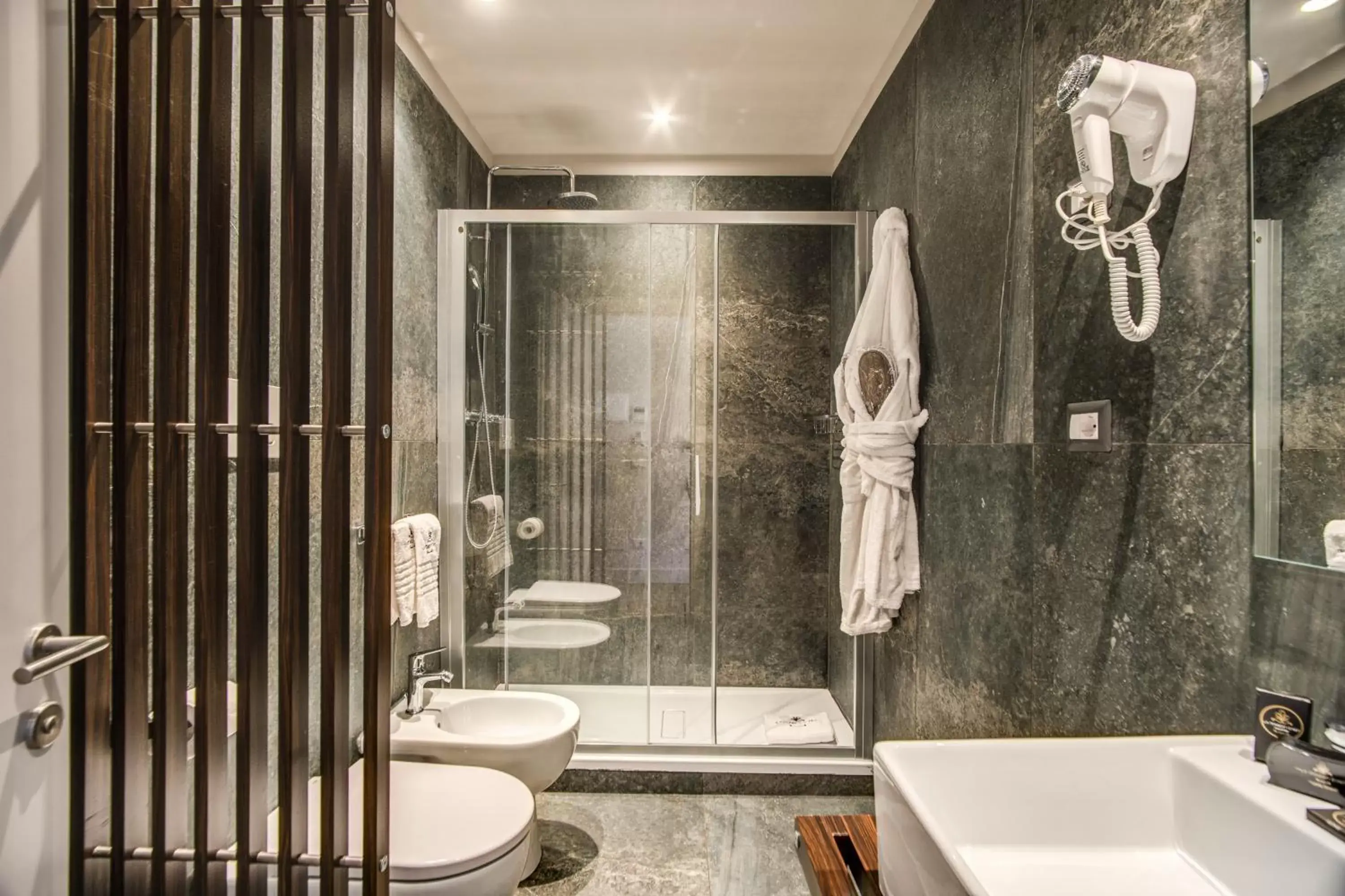 Shower, Bathroom in Hotel 77 Seventy-Seven - Maison D'Art Collection