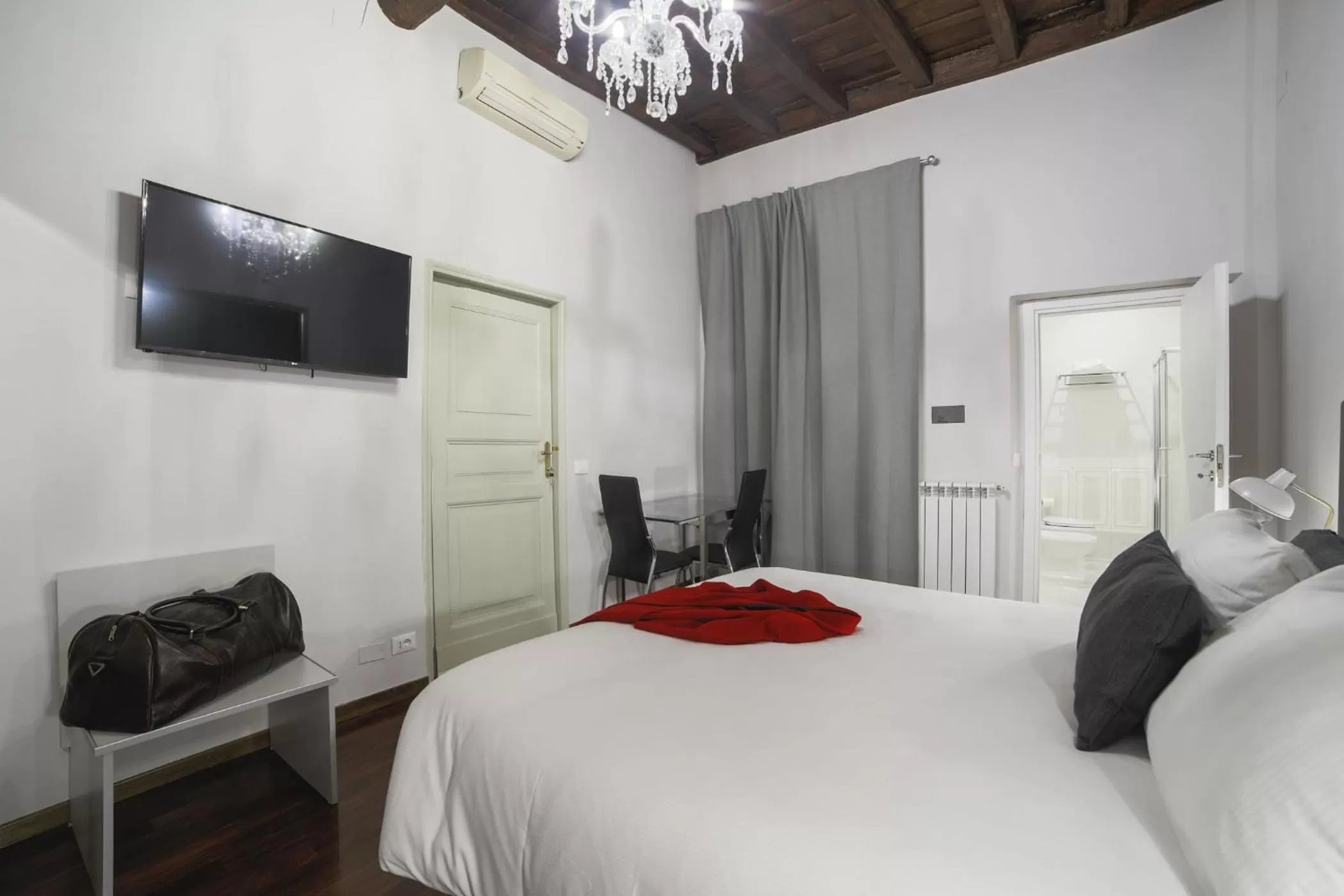 Photo of the whole room, Bed in La Maison Dell'Orologio