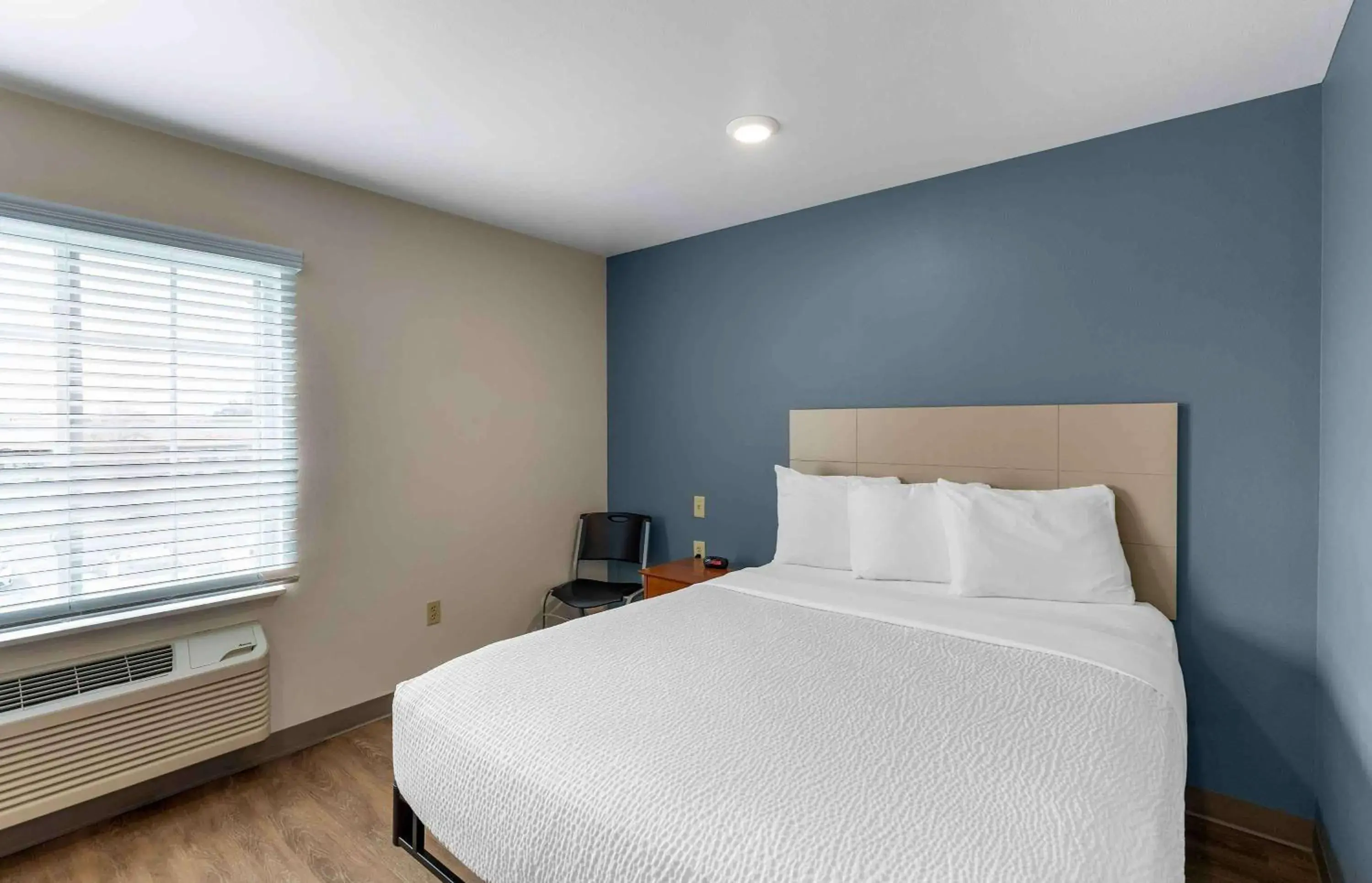 Bedroom, Bed in Extended Stay America Select Suites - Firestone