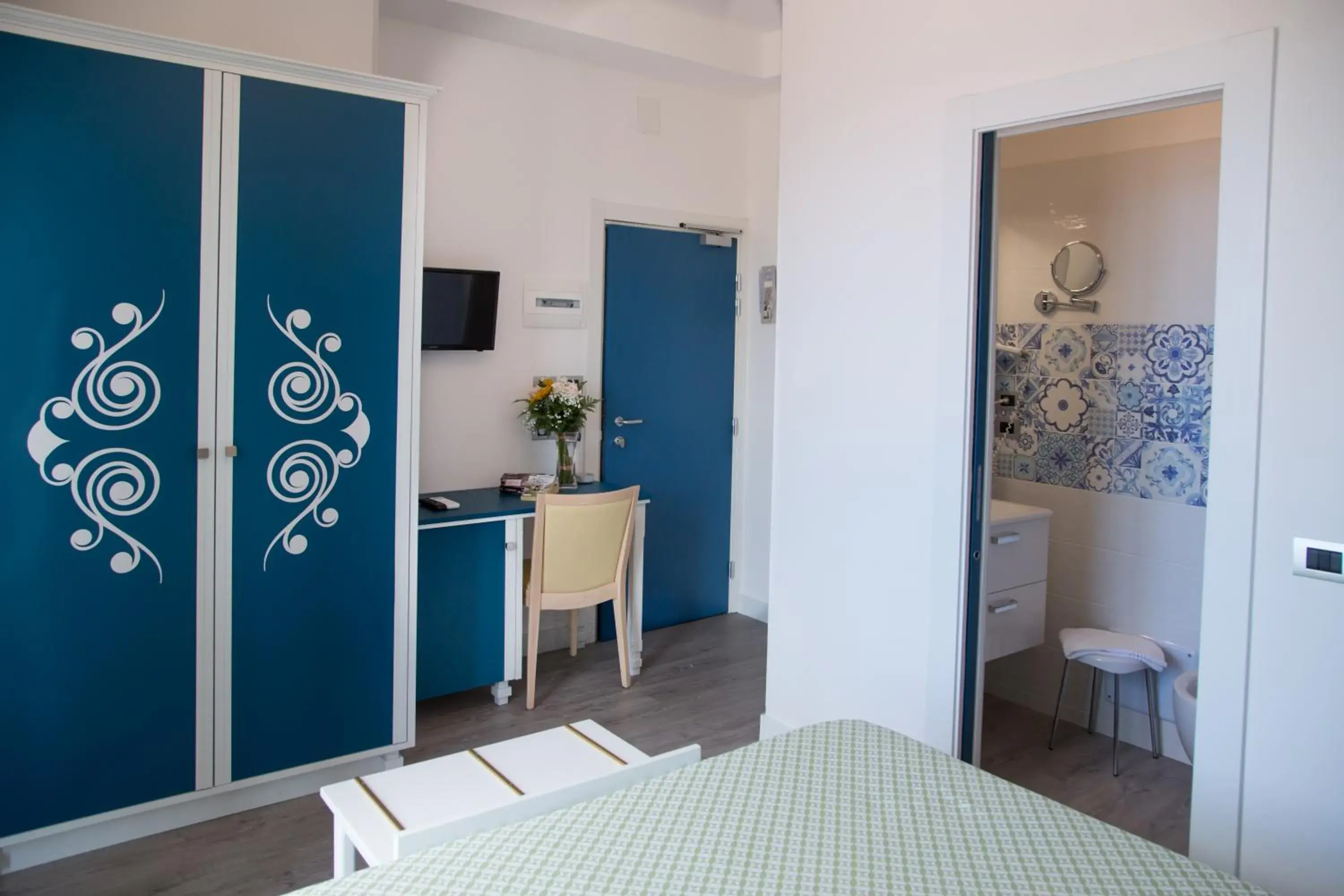 Bathroom, TV/Entertainment Center in Hotel El Balear