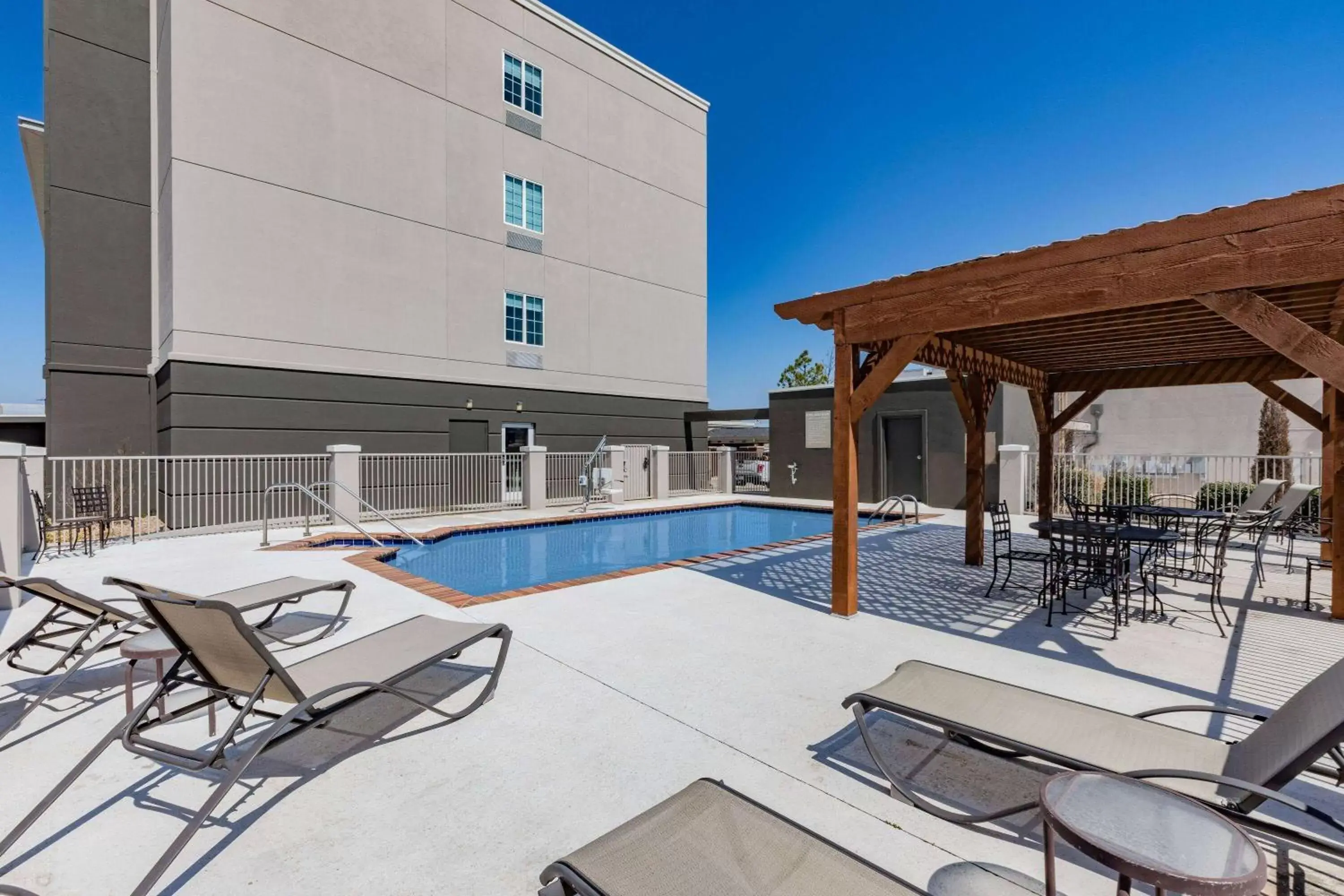 Pool view, Swimming Pool in La Quinta Inn & Suites by Wyndham Ardmore