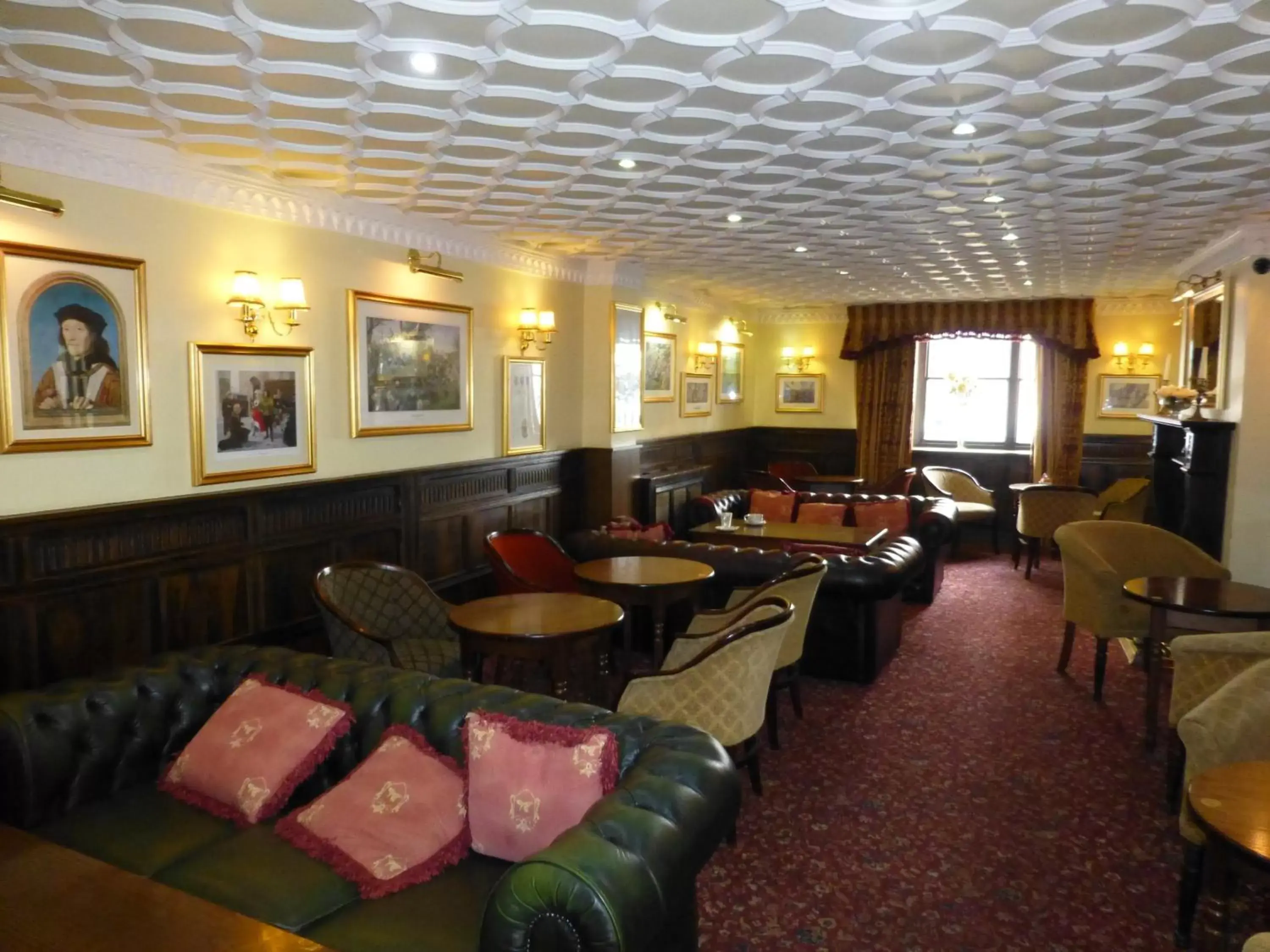 Communal lounge/ TV room, Restaurant/Places to Eat in The Atherstone Red Lion Hotel