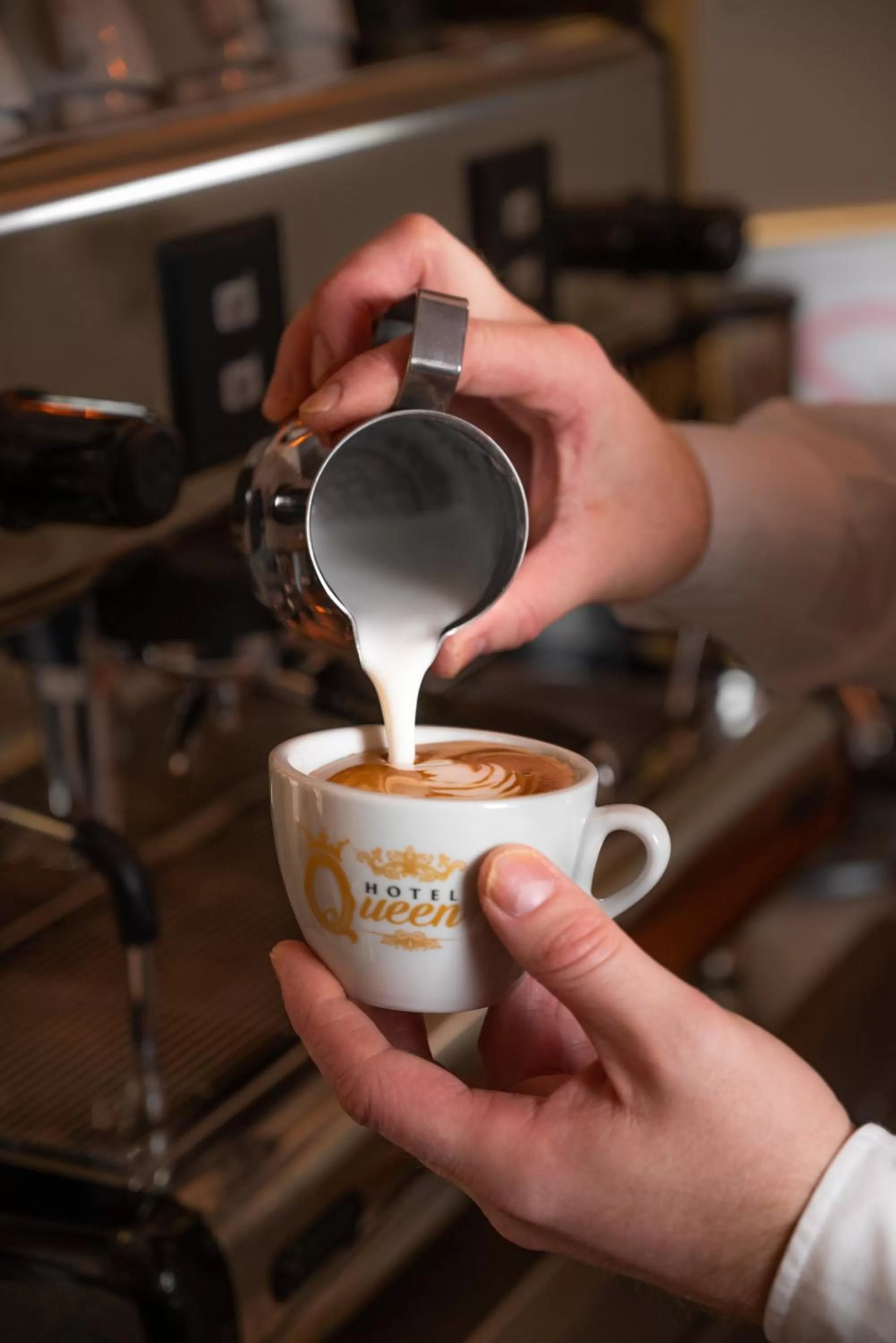 Coffee/tea facilities in Queen Palace