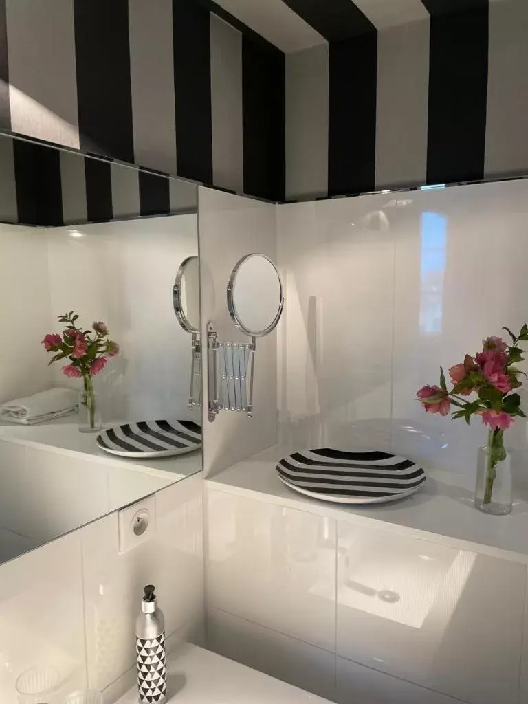 Shower, Bathroom in Le Comptoir du Voyageur