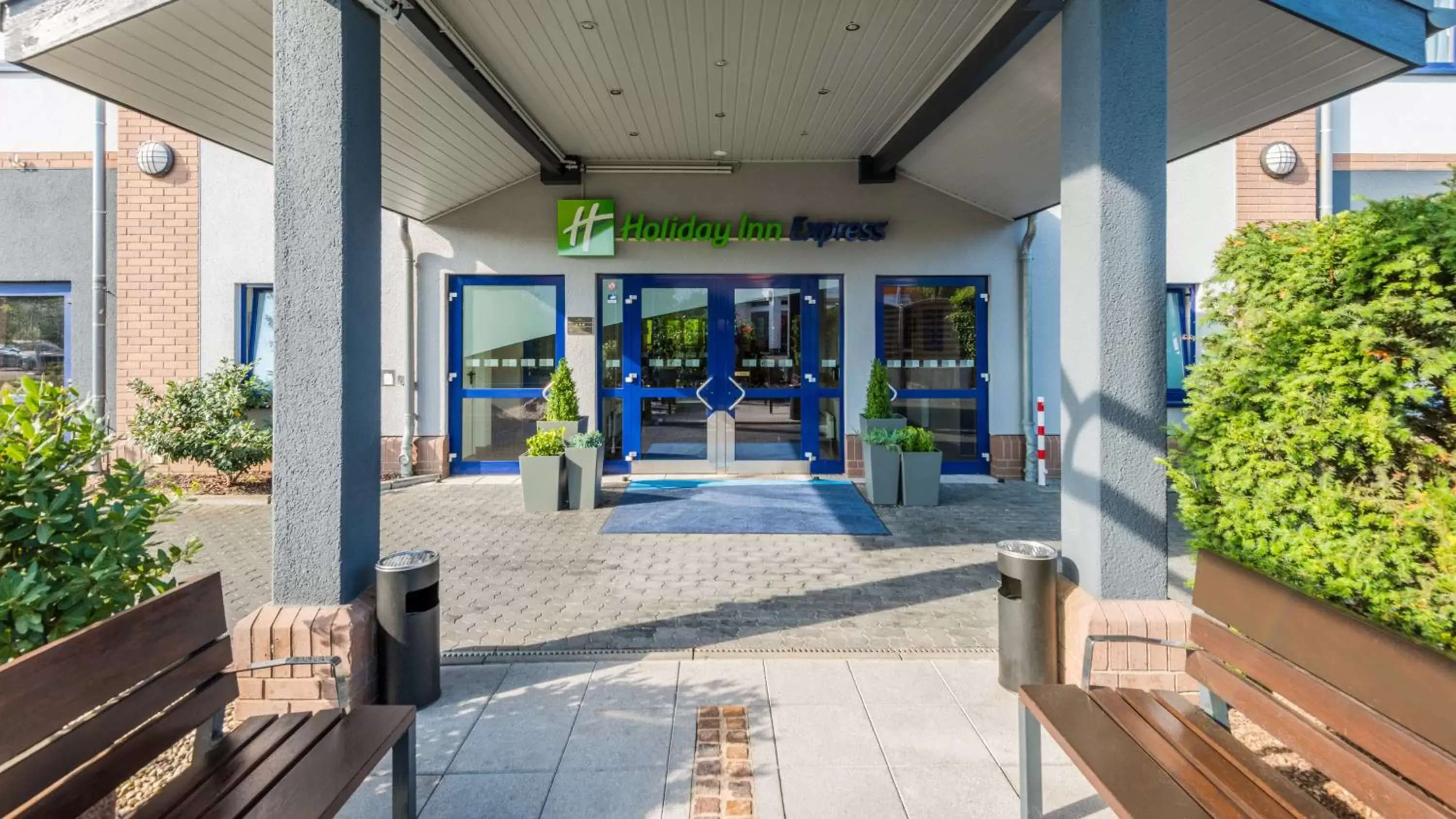 Facade/entrance, Swimming Pool in Holiday Inn Express Cologne Troisdorf, an IHG Hotel