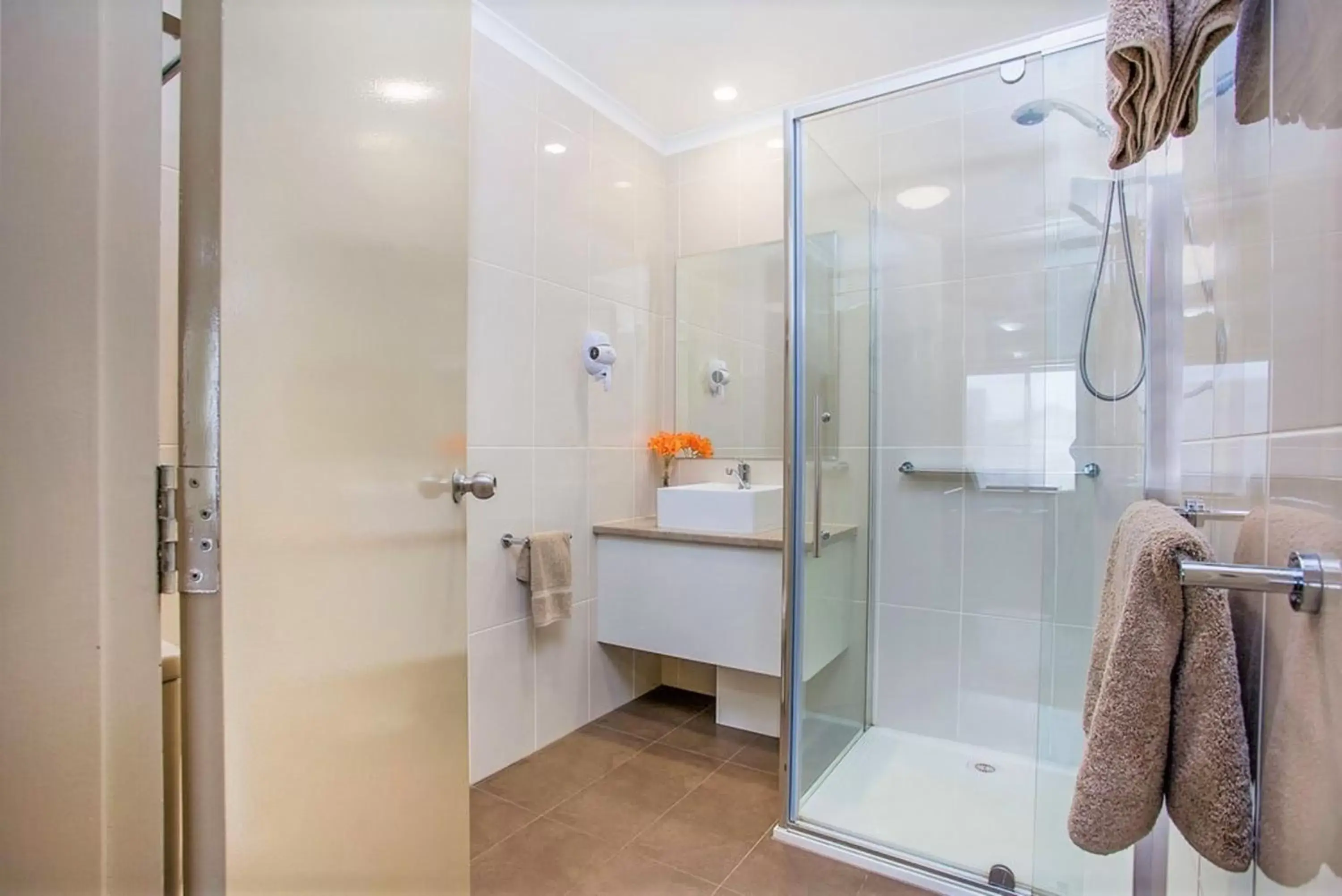 Shower, Bathroom in Comfort Inn Warrnambool International