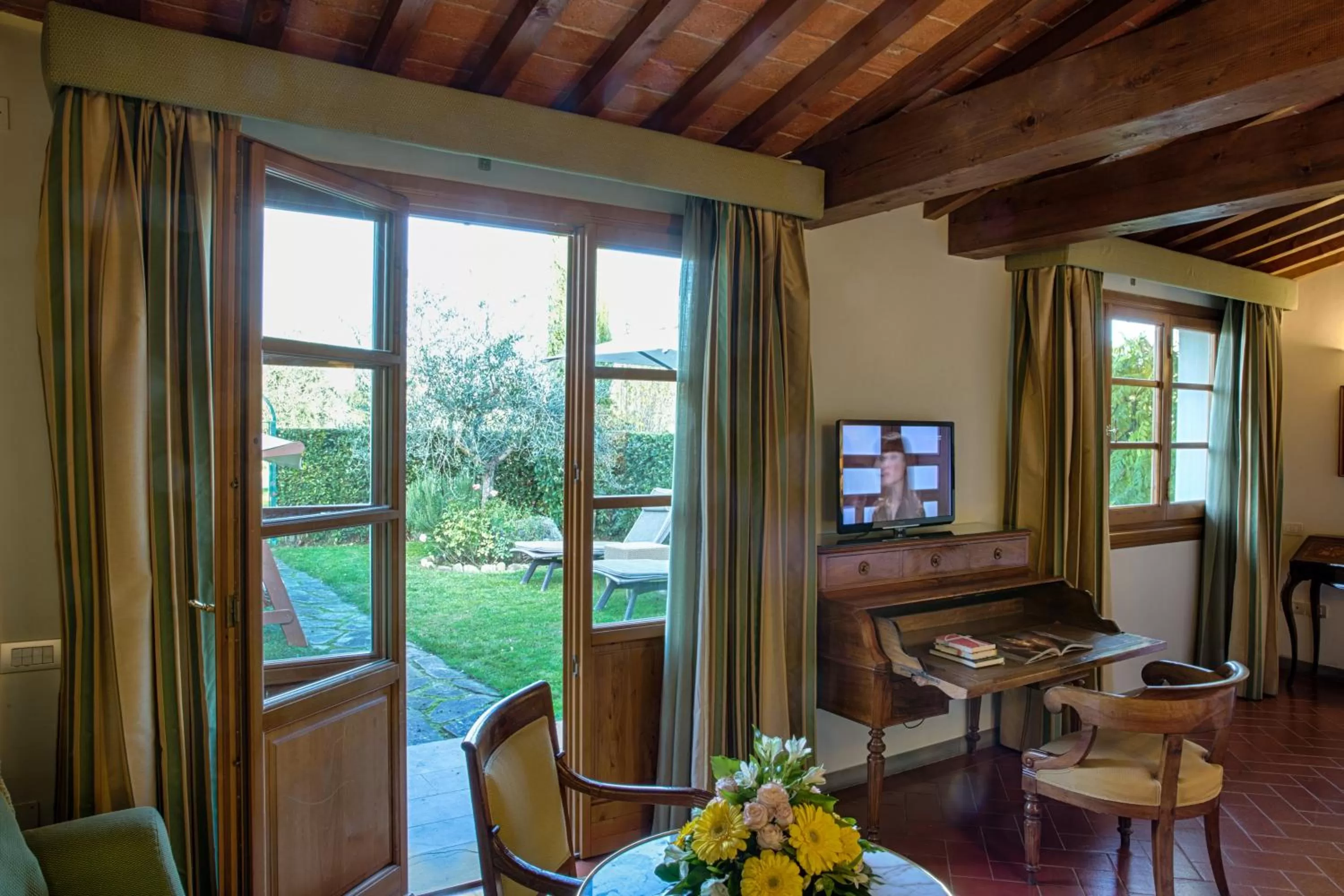 Photo of the whole room in Villa Olmi Firenze