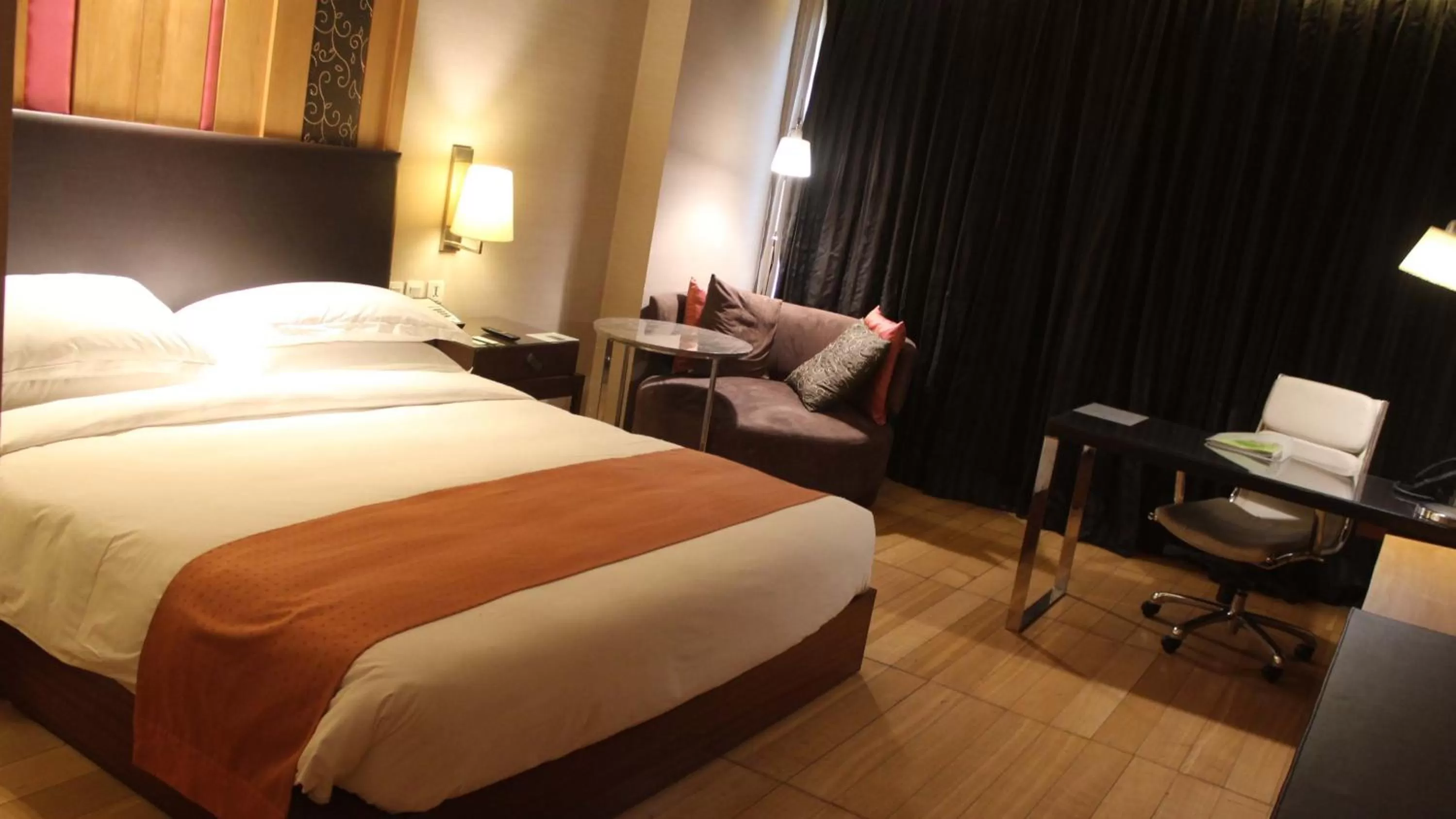 Photo of the whole room, Bed in Holiday Inn New Delhi Mayur Vihar Noida by IHG