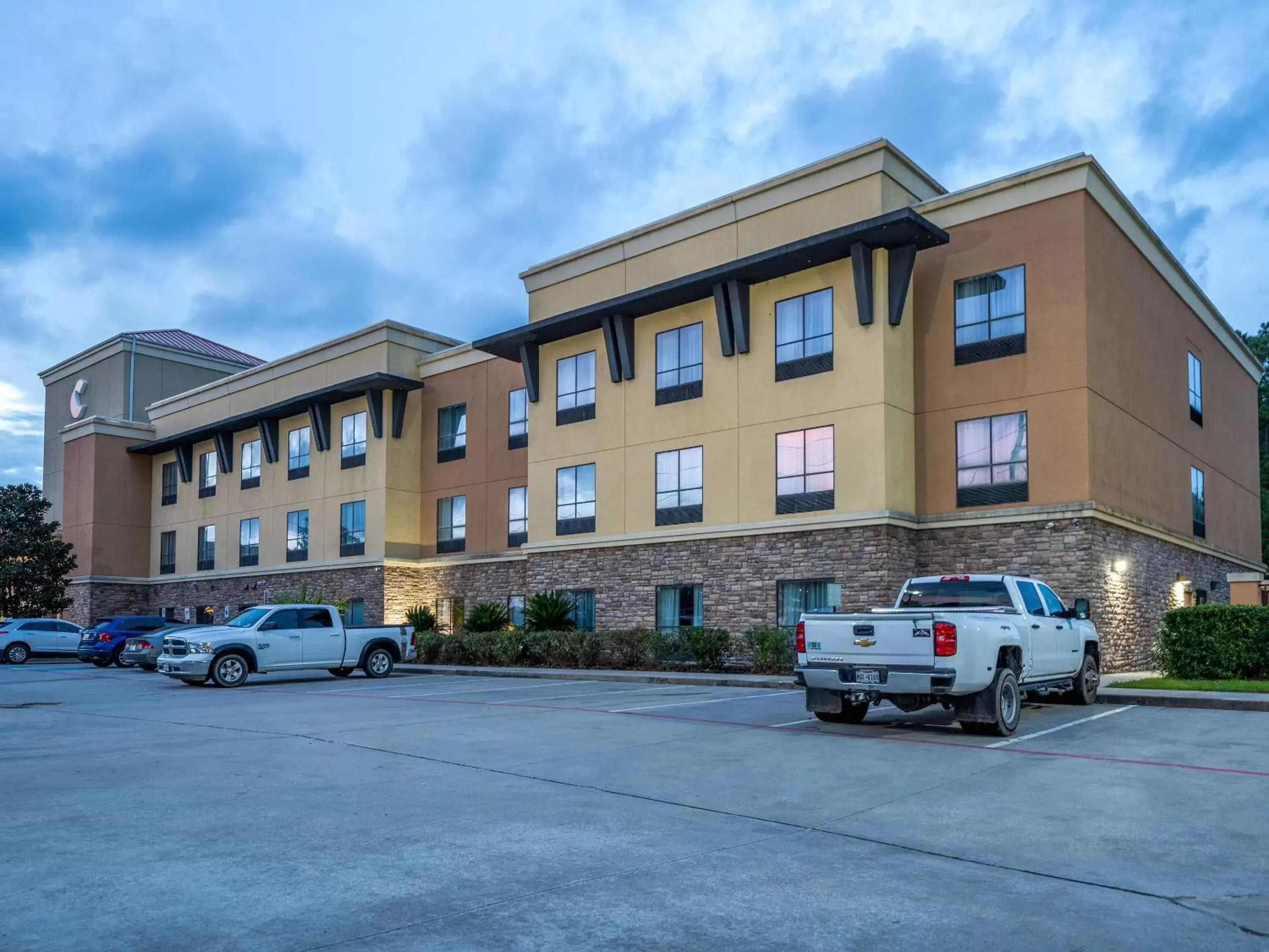 Property Building in Comfort Suites Old Town Spring