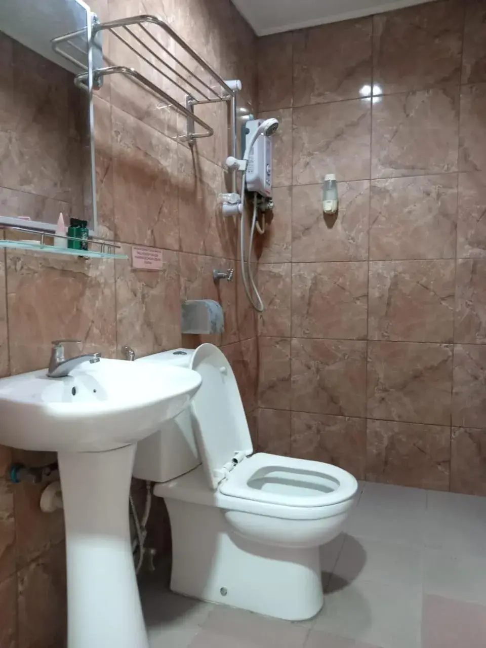 Shower, Bathroom in HOTEL RK CAHAYA