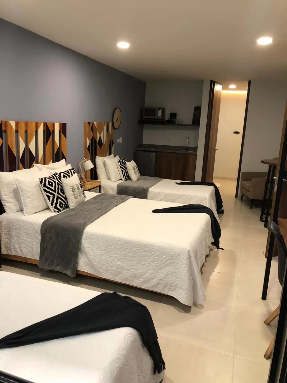 Photo of the whole room, Bed in Kapital Suites