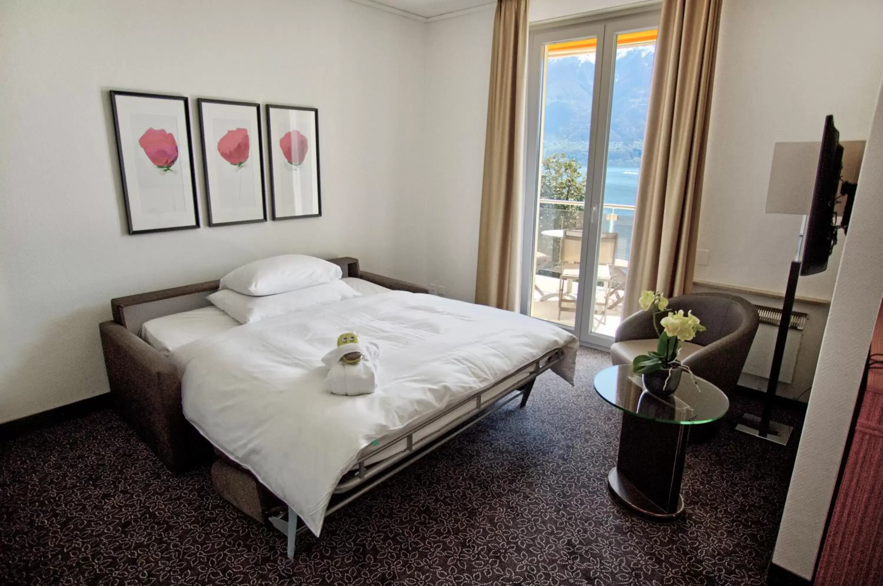 Photo of the whole room, Bed in Hotel la Palma au Lac