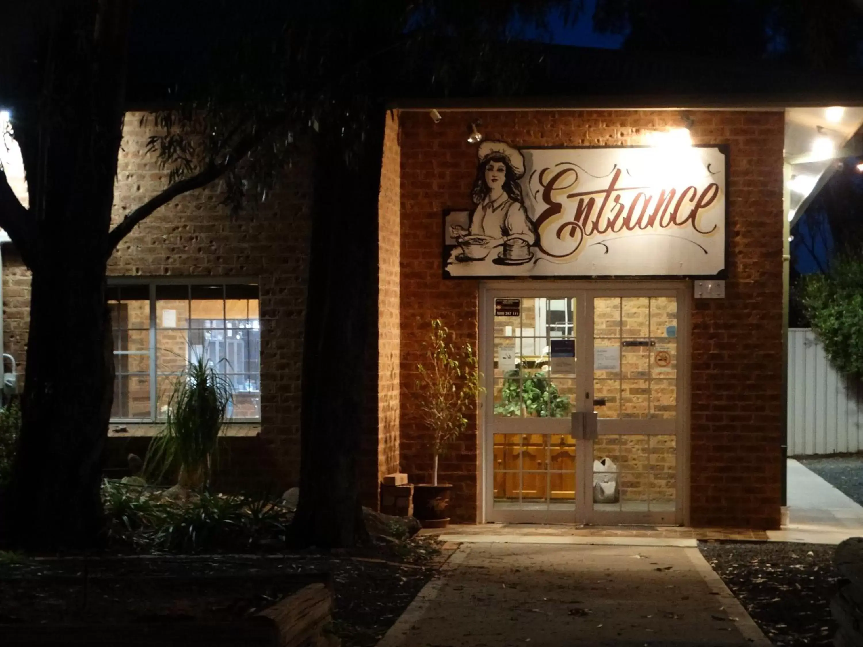 Facade/entrance in Colonial Motor Inn