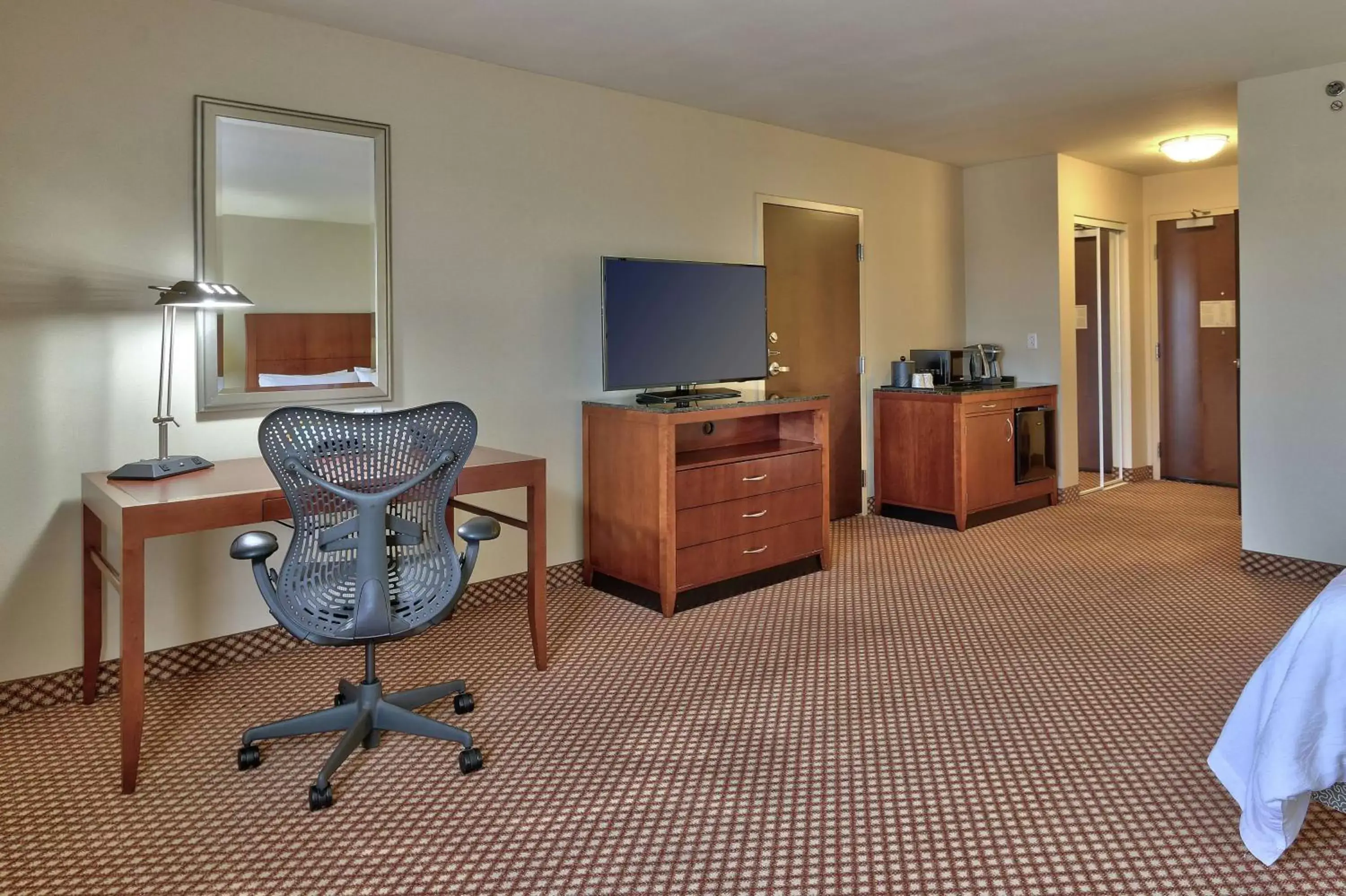 Bedroom, TV/Entertainment Center in Hilton Garden Inn Las Cruces