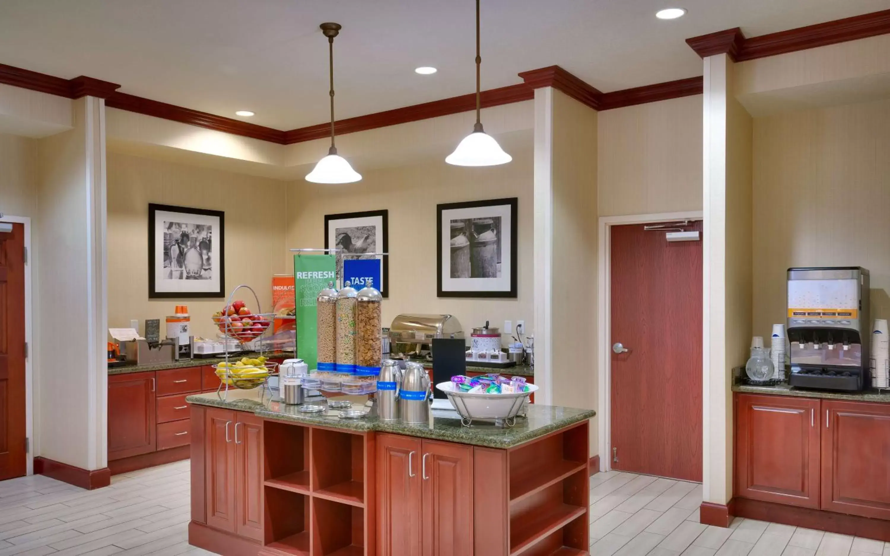 Dining area, Kitchen/Kitchenette in Hampton Inn Tremonton