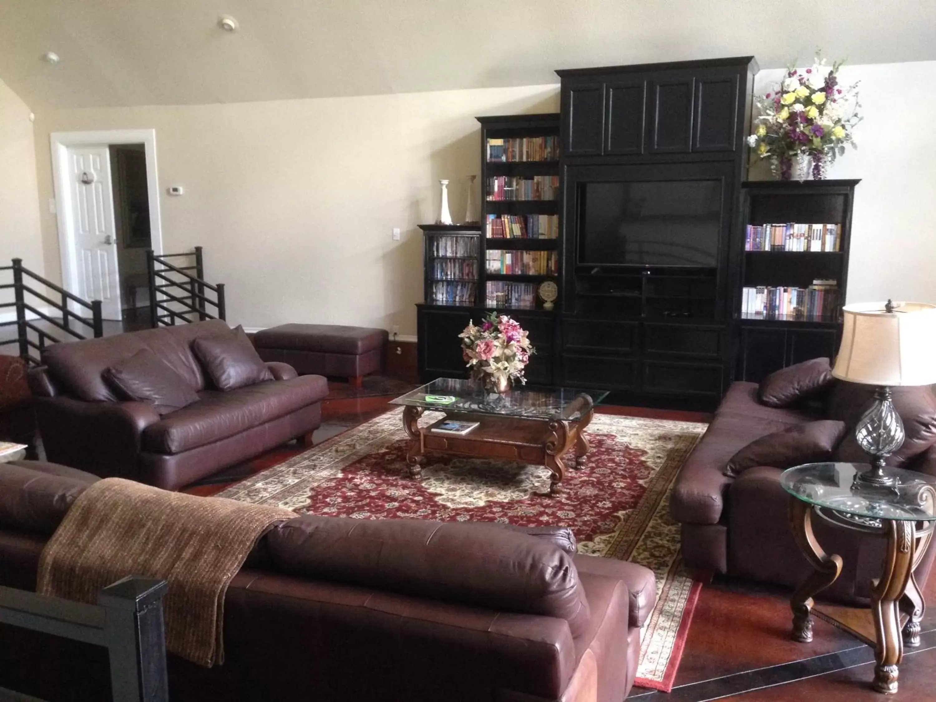 Communal lounge/ TV room, Seating Area in Maple Creek Bed&Breakfast