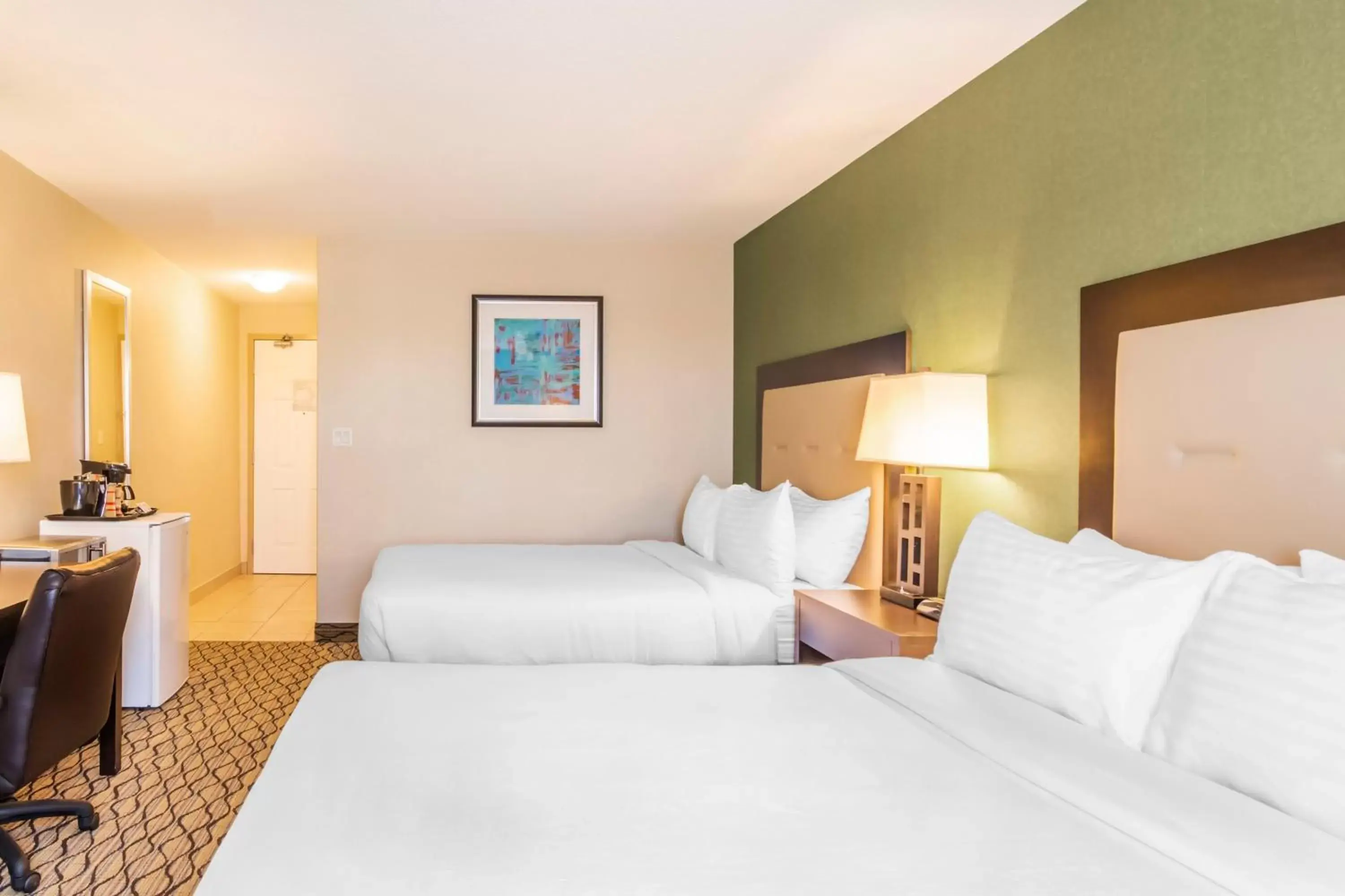 Bed in Clarion Hotel & Conference Center Sherwood Park