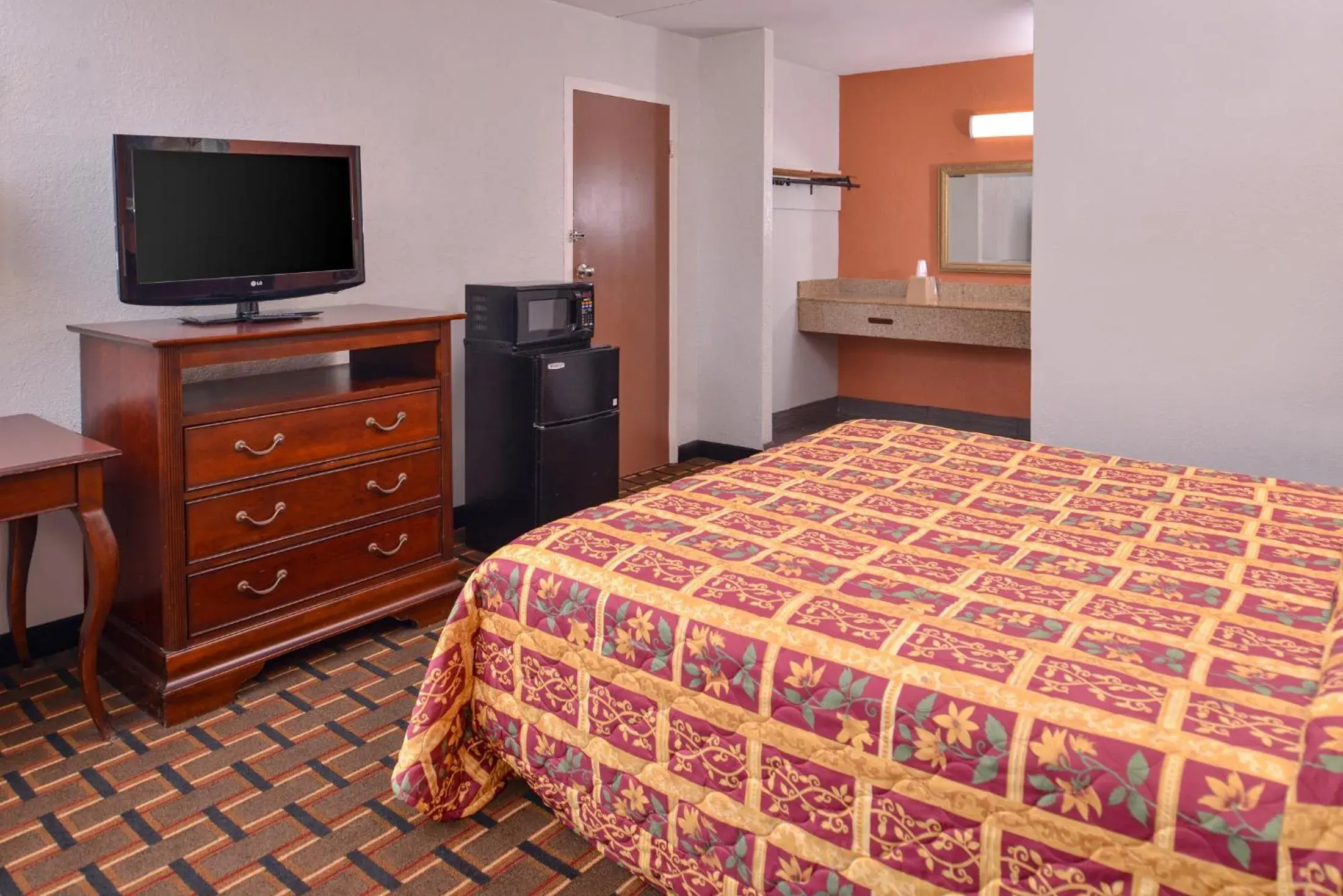 Bedroom, Bed in Americas Best Value Inn Richmond South