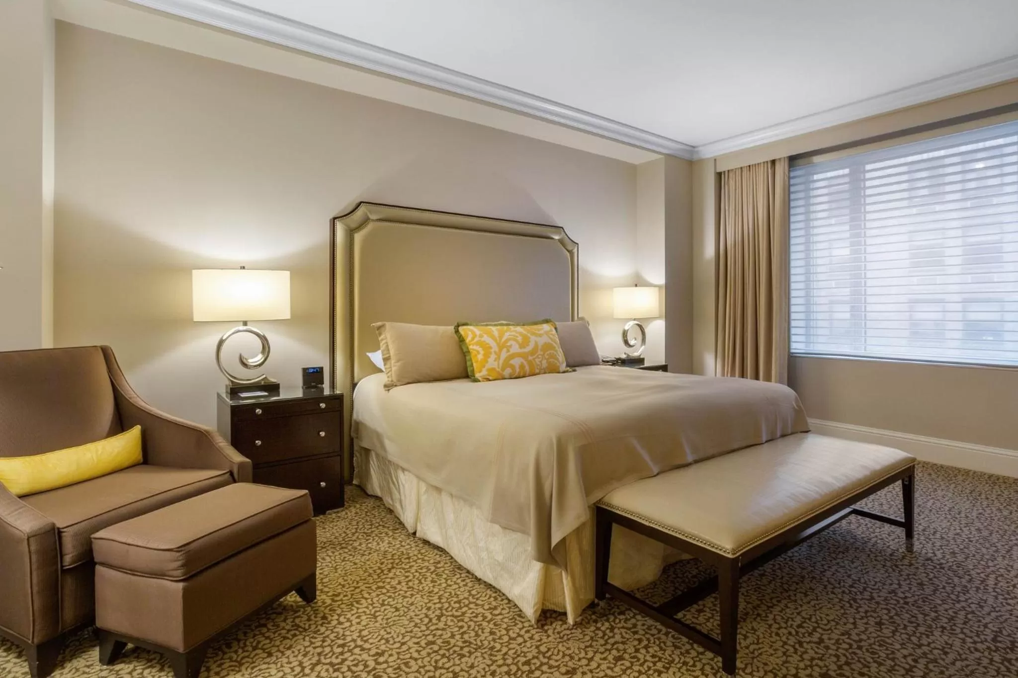 Facade/entrance, Bed in Omni Berkshire Place