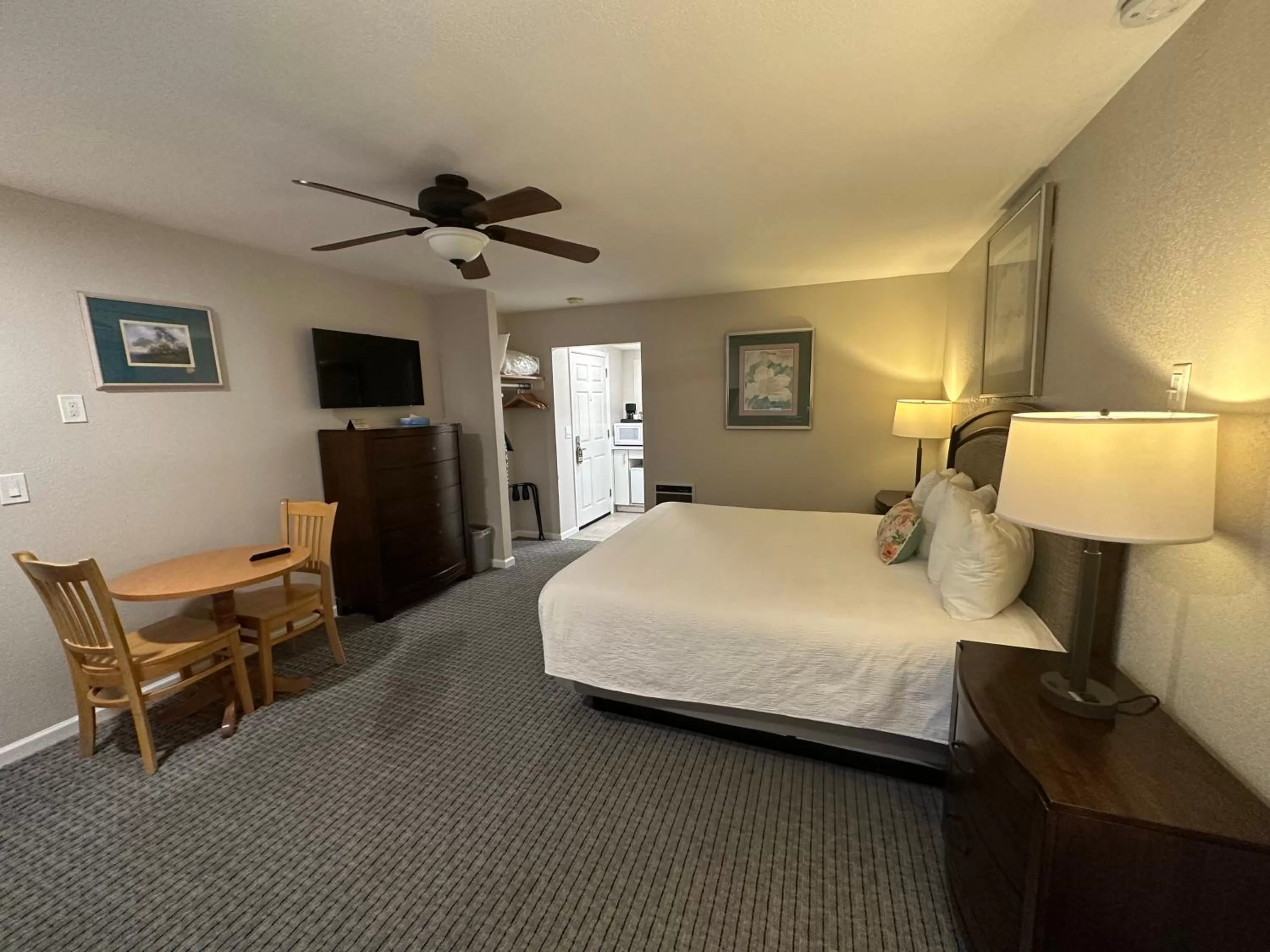 Bedroom, Bed in Bluebird Inn