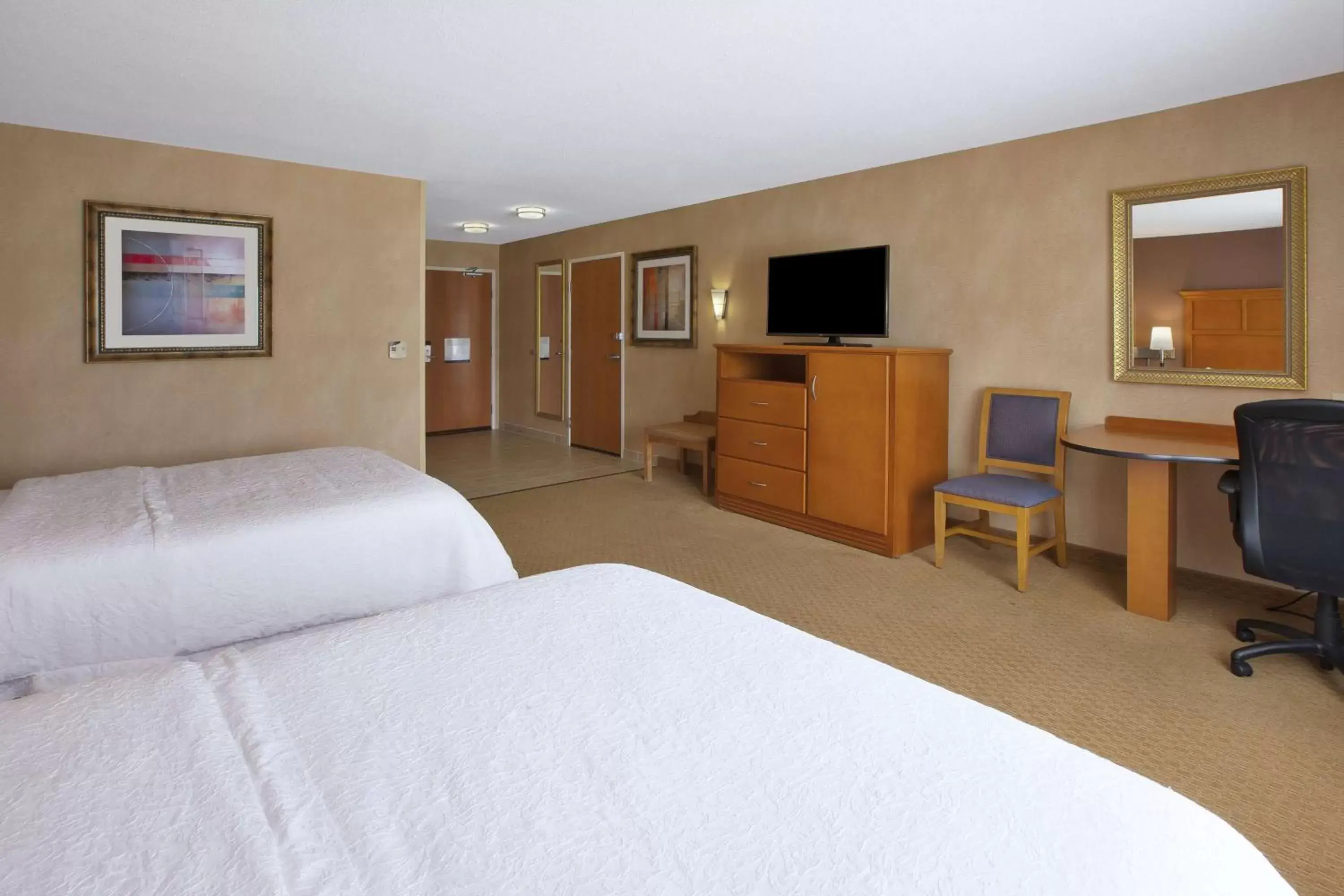 Bedroom, Bed in Hampton Inn Detroit - Shelby Township