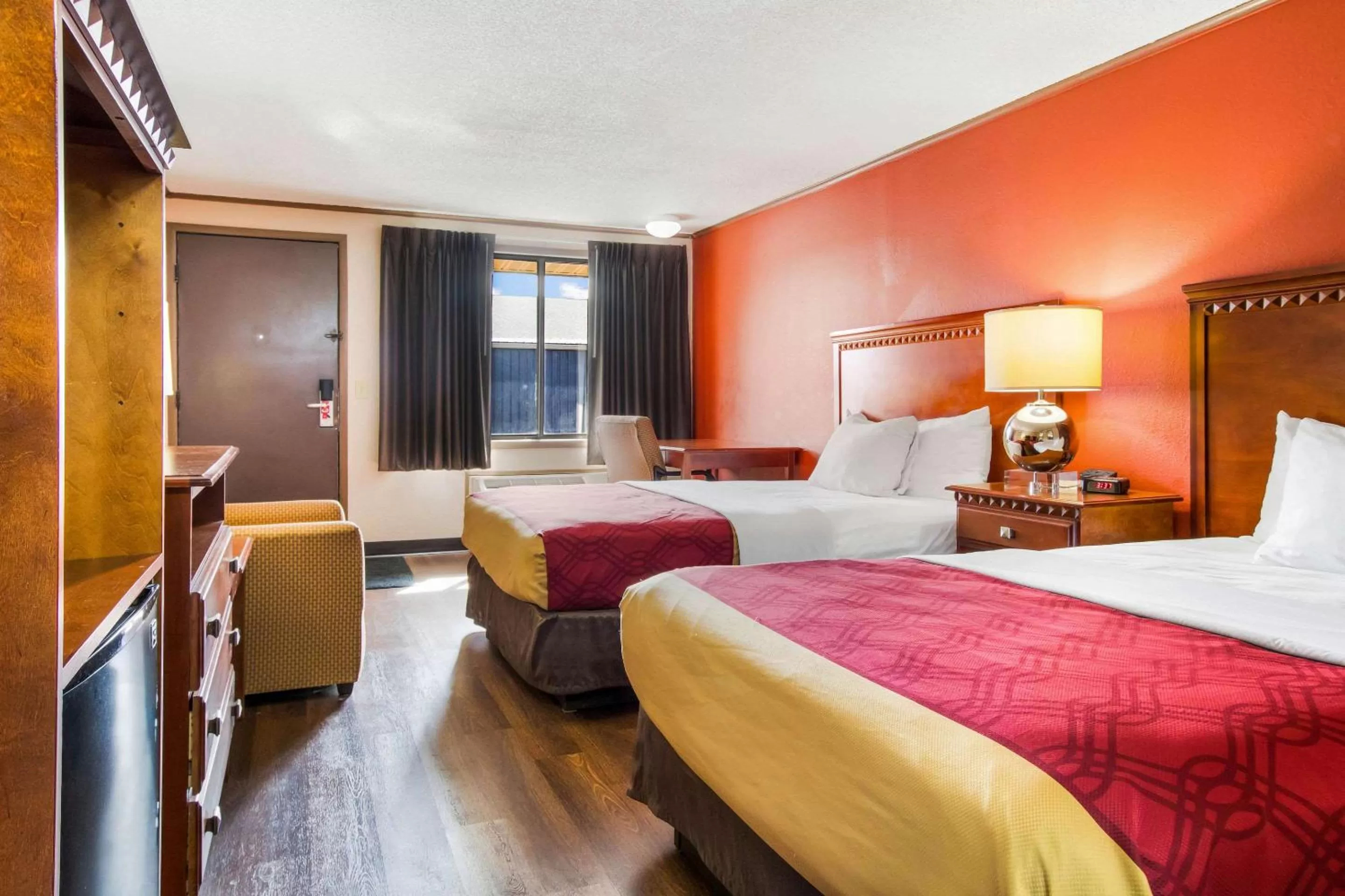 Photo of the whole room, Bed in Econo Lodge