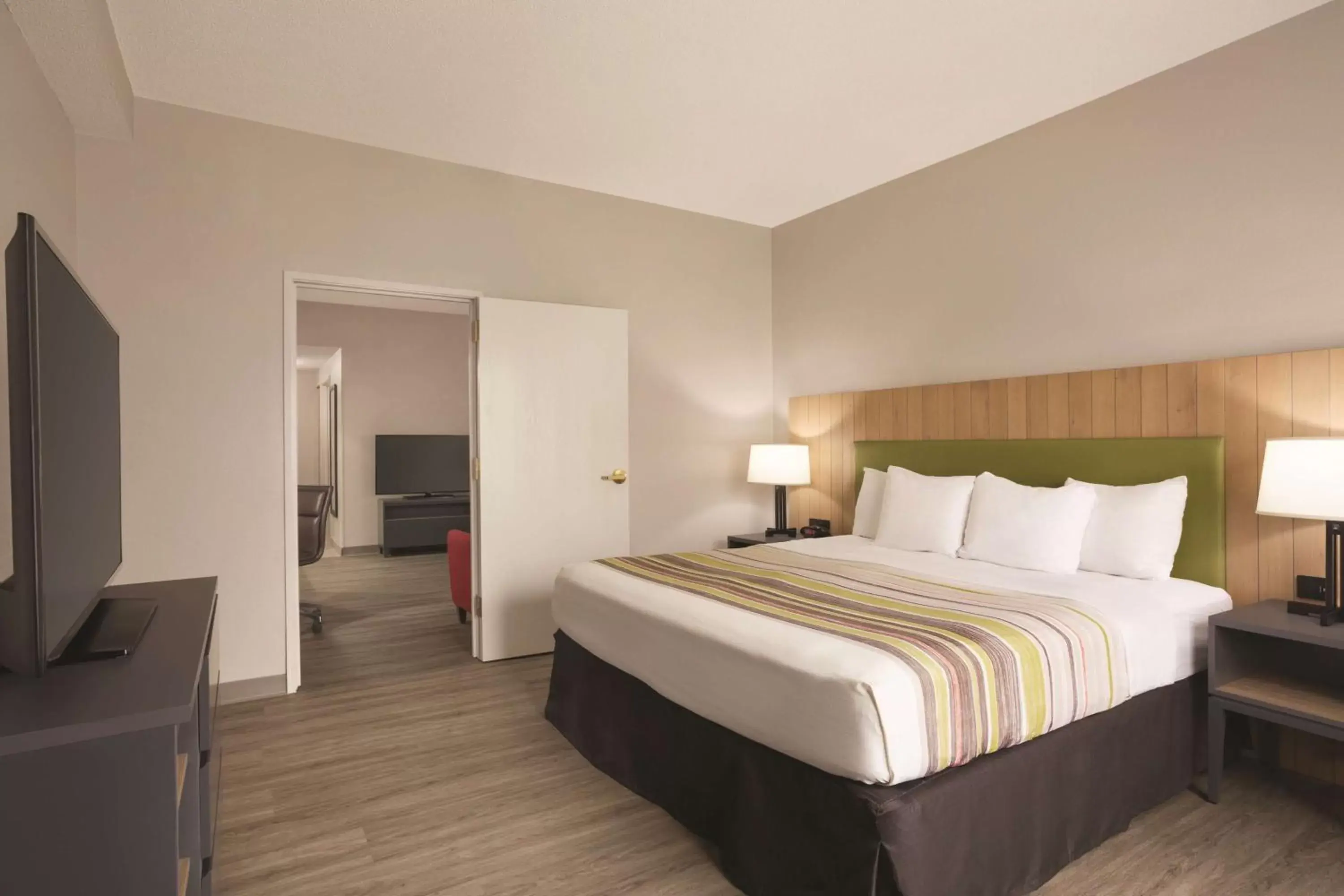 Photo of the whole room, Bed in Country Inn & Suites by Radisson, Chattanooga-Lookout Mountain