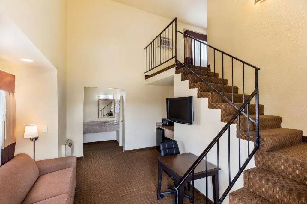 Photo of the whole room in Key Inn and Suites Photo of the whole room in Key Inn and Suites