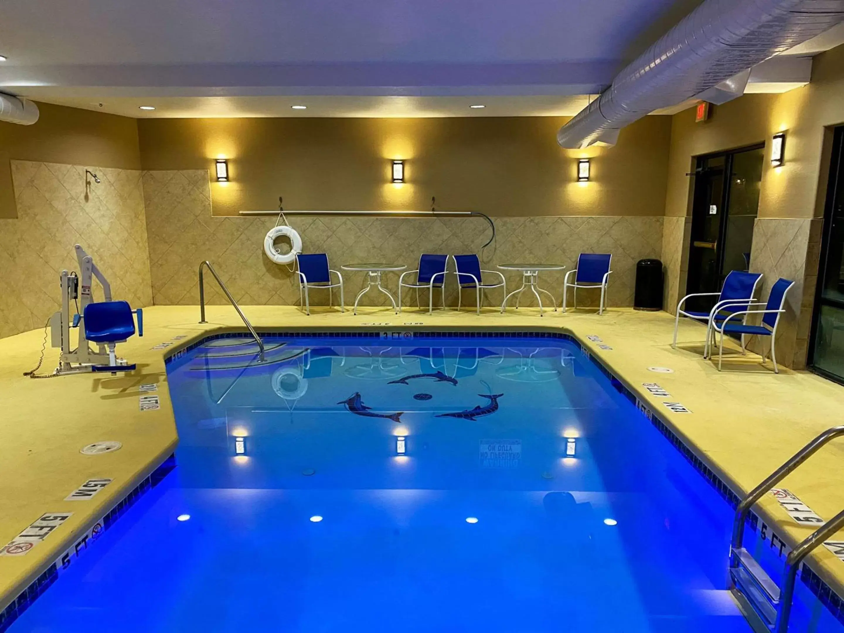 Swimming pool in Comfort Suites by Choice Hotels, Kingsland, I-95, Kings Bay Naval Base
