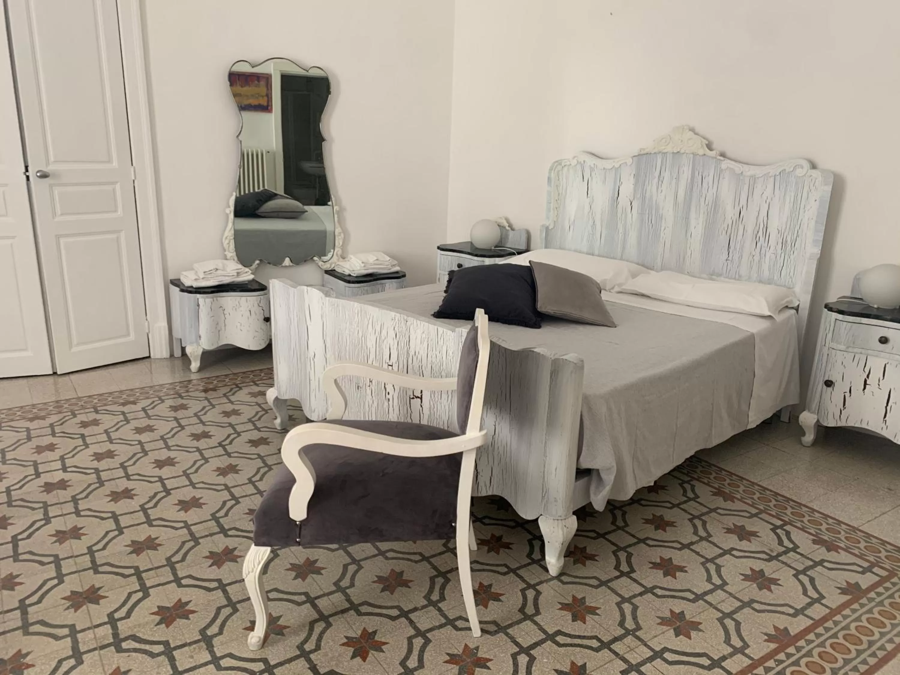 Bed in Bianko EcoChic & L'Angolo di Levante