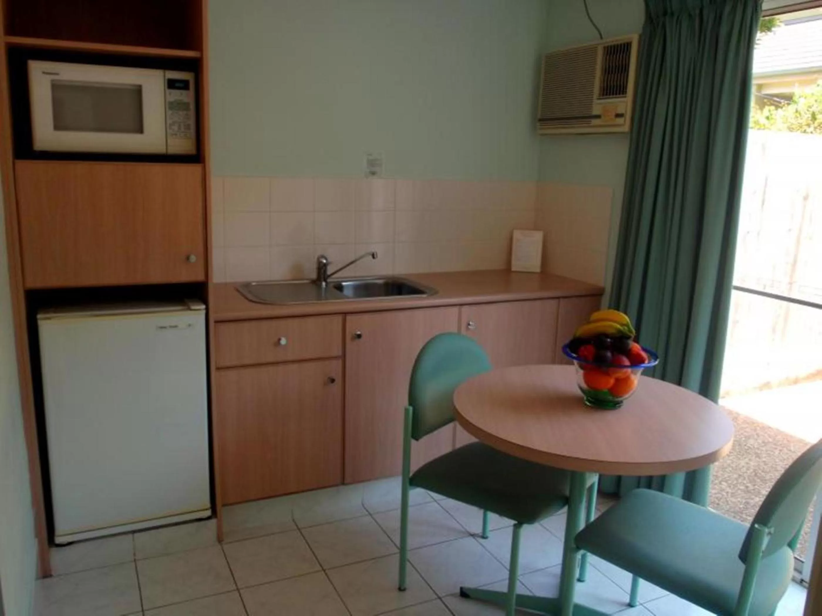 Kitchen or kitchenette in Runaway Bay Motor Inn