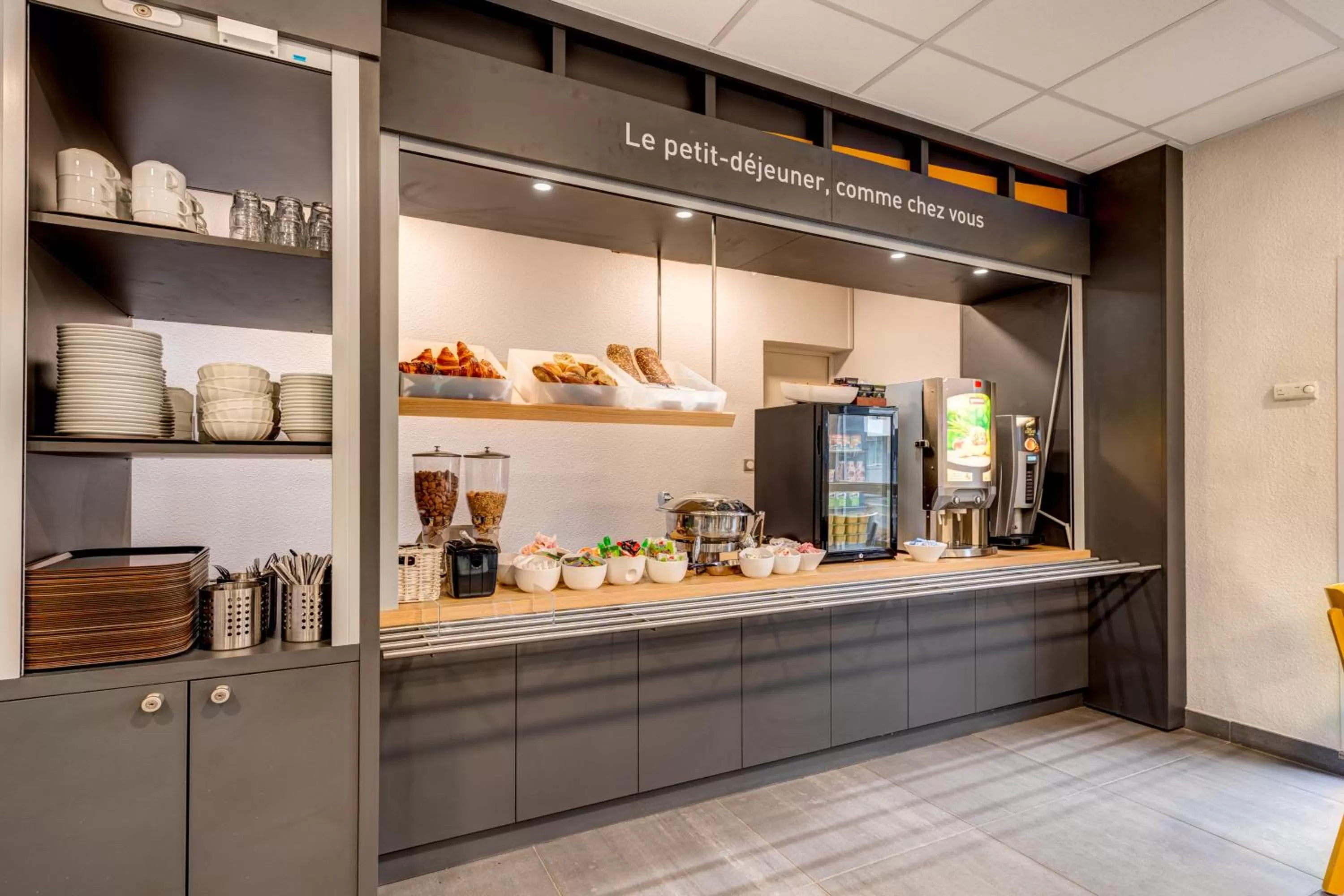 Buffet breakfast in B&B HOTEL Saint-Witz