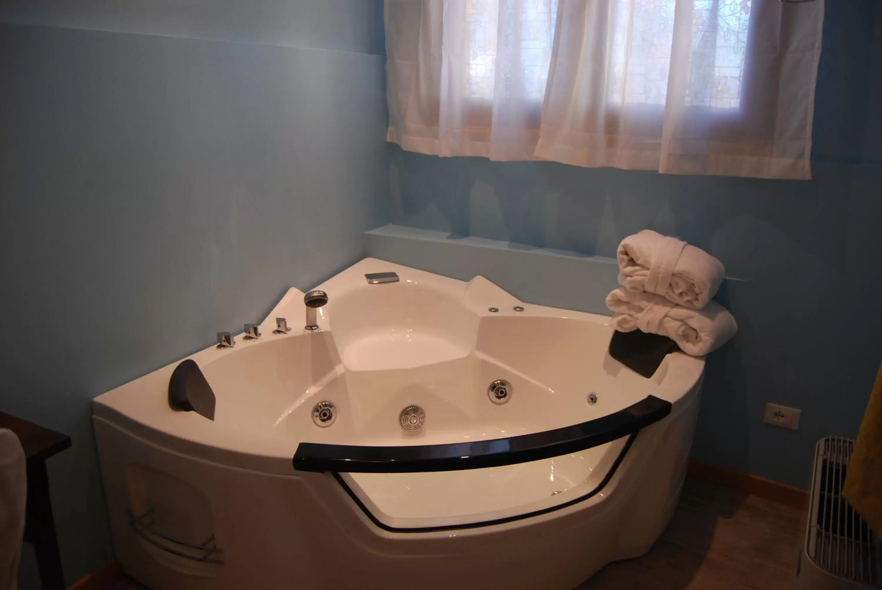 Hot Tub, Bathroom in Garda Sol SPA Hotel & Appartamenti
