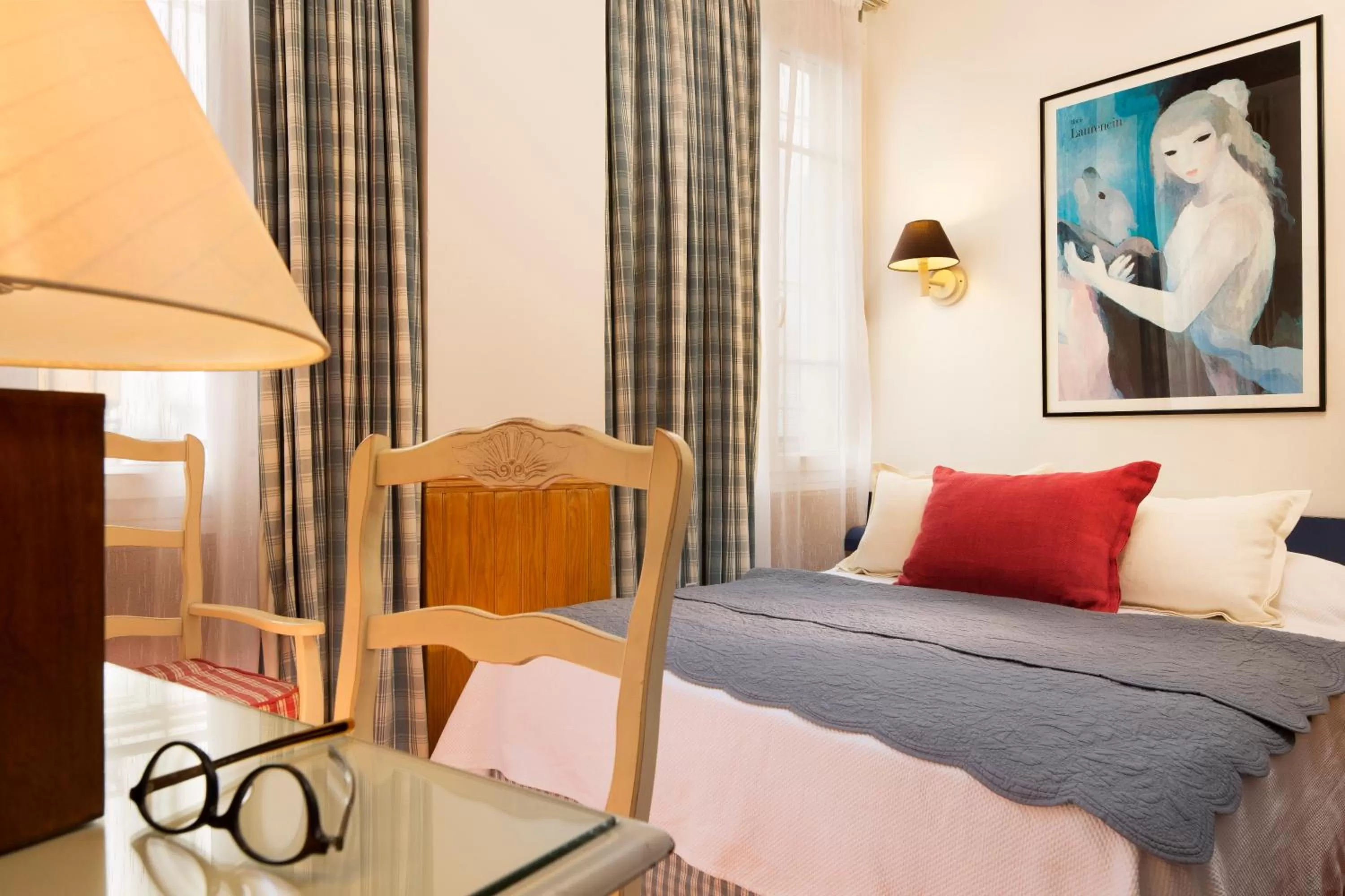 Bed in Hôtel du Cygne Paris