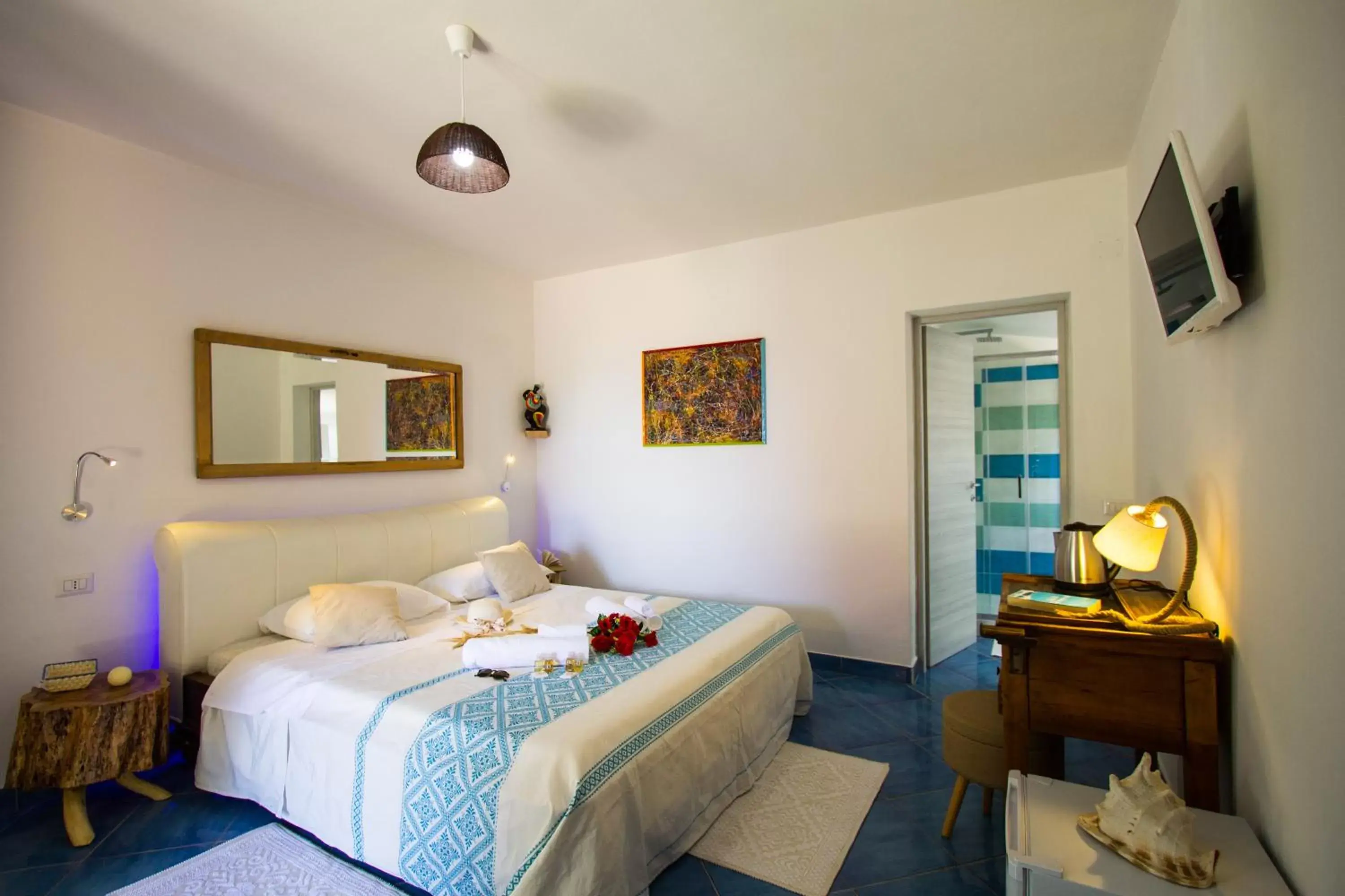 Photo of the whole room, Bed in Suites Voce del Mare