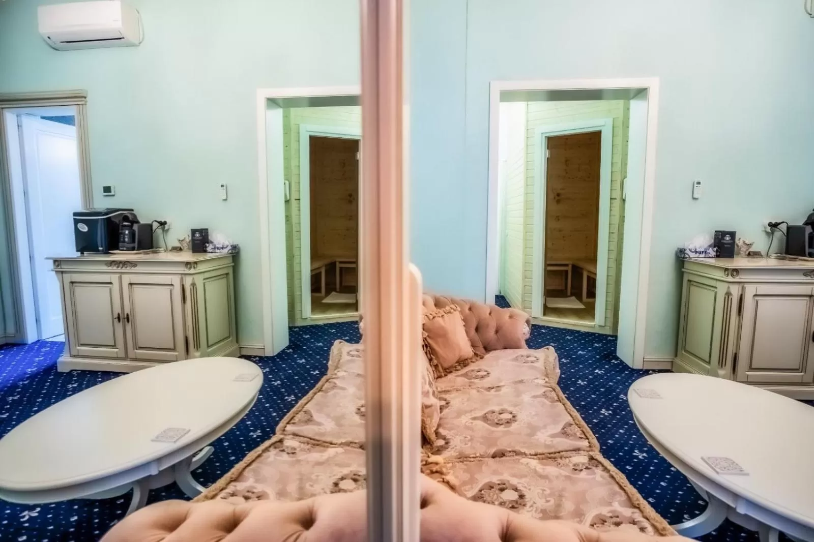 Living room, Bed in JMR Royal -Luxury Rooms & Private Sauna