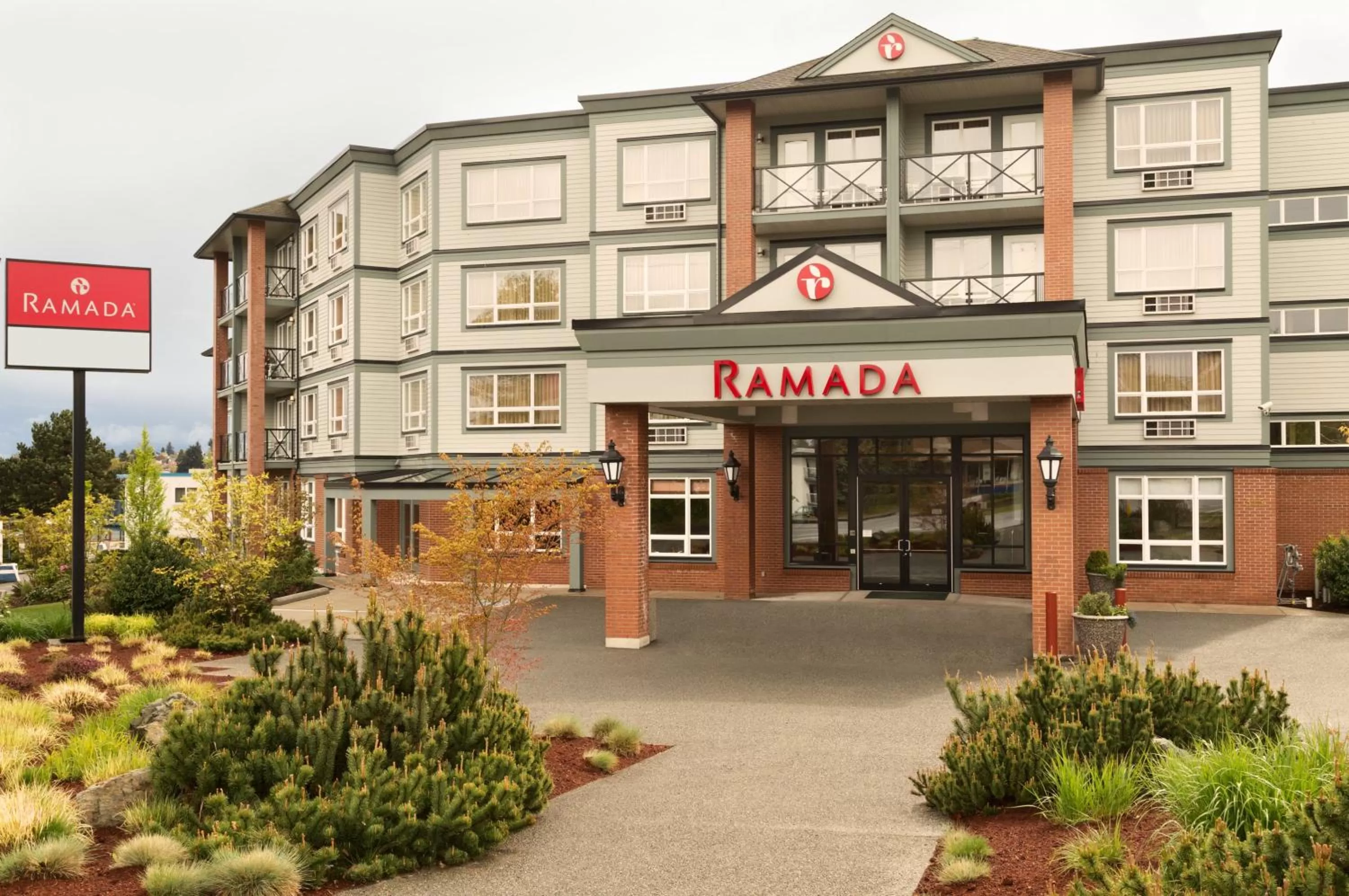 Facade/entrance in Ramada by Wyndham Nanaimo