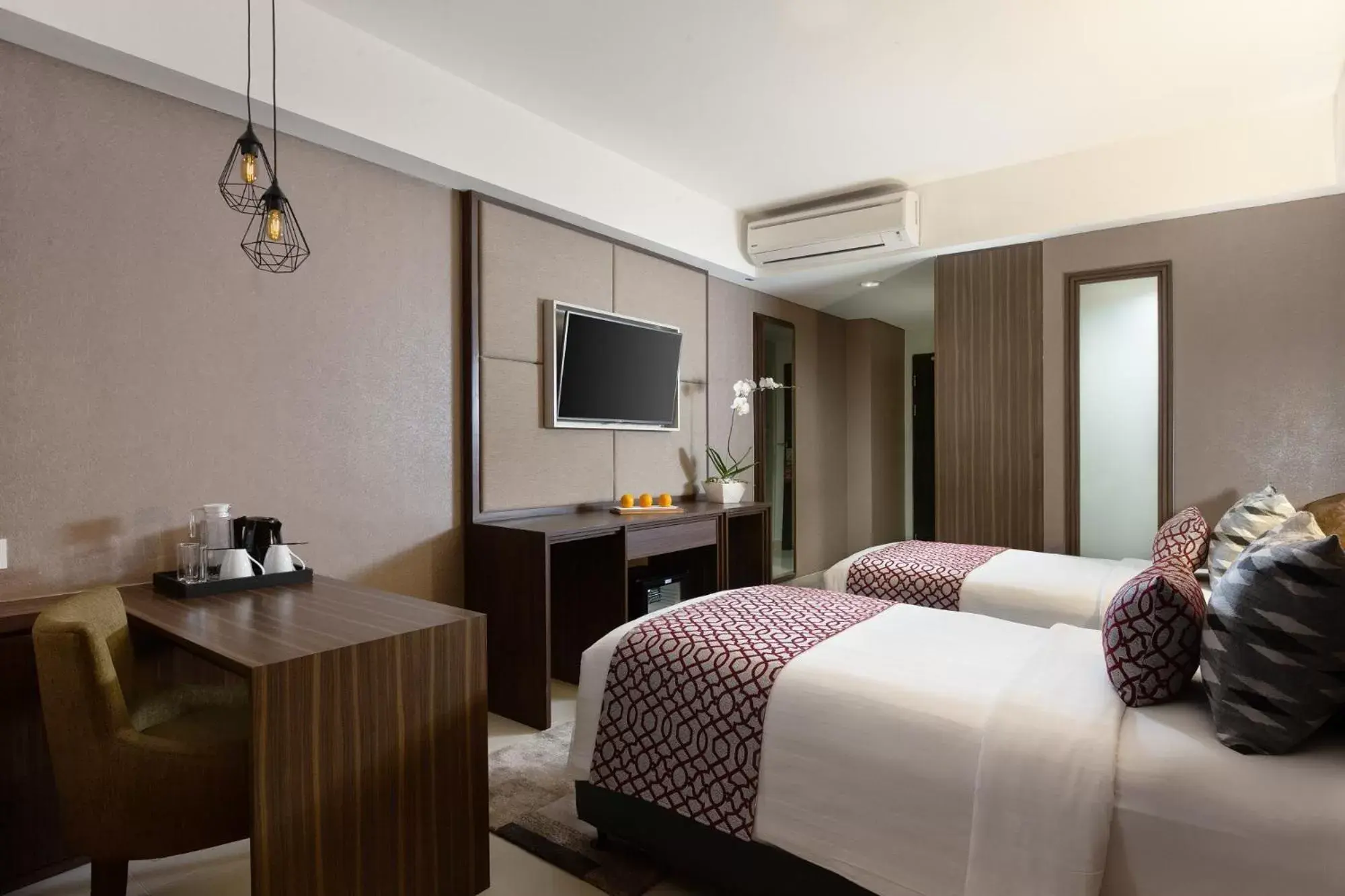 Bedroom, TV/Entertainment Center in The Alana Hotel & Conference Center Malioboro Yogyakarta by ASTON