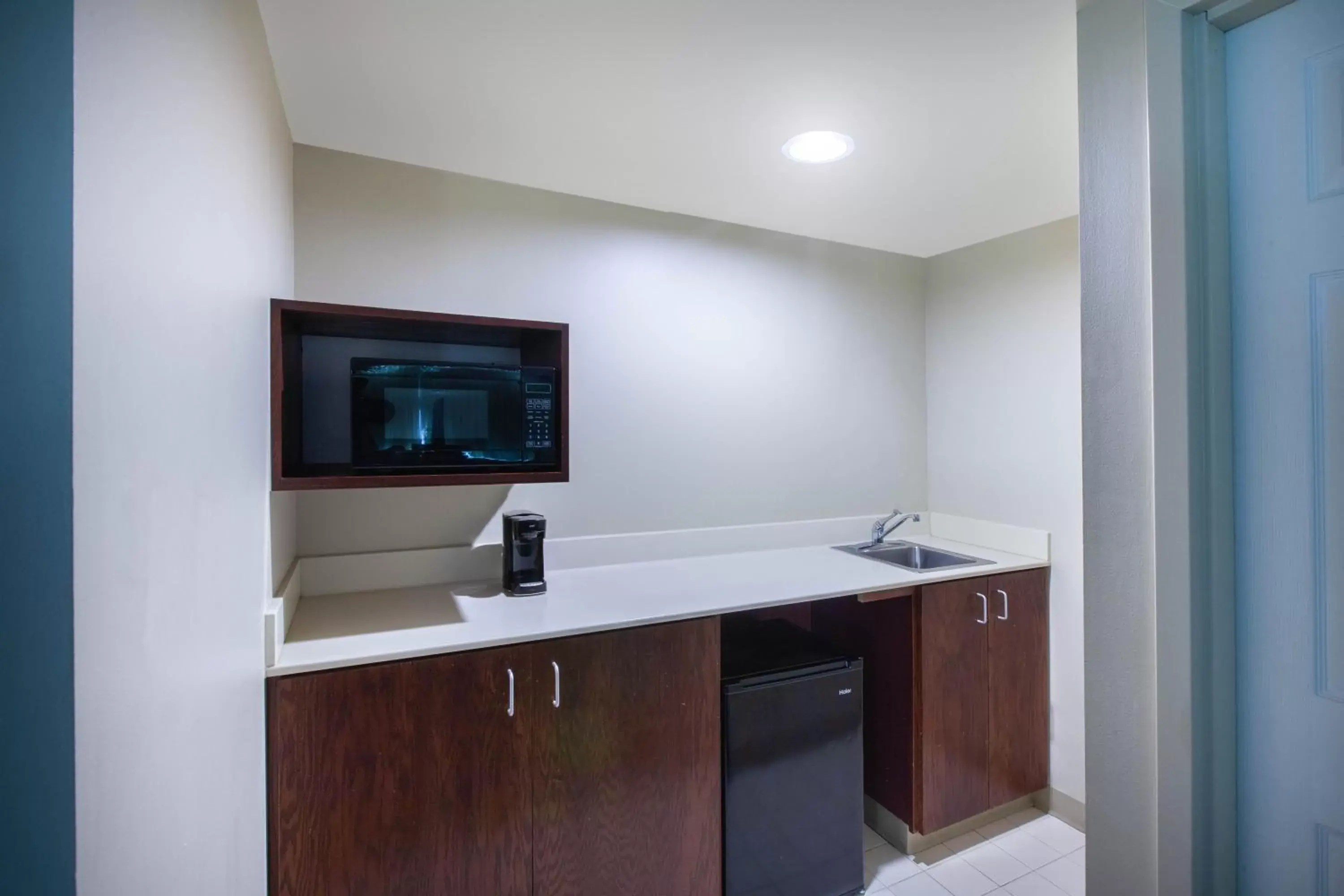 Coffee/tea facilities, TV/Entertainment Center in Wingate by Wyndham Oklahoma City Airport