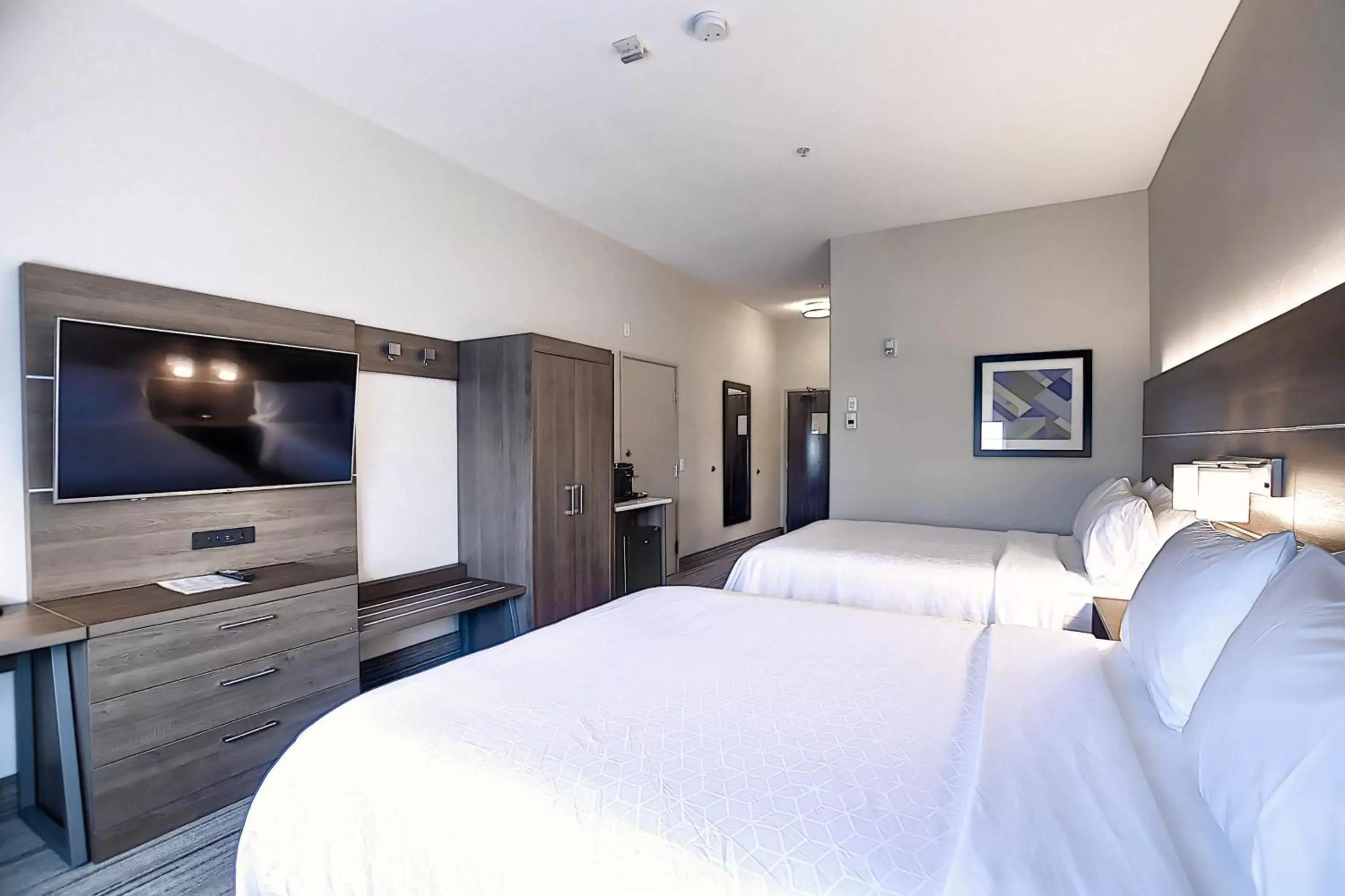 Photo of the whole room, Bed in Holiday Inn Express Airport Calgary, an IHG Hotel