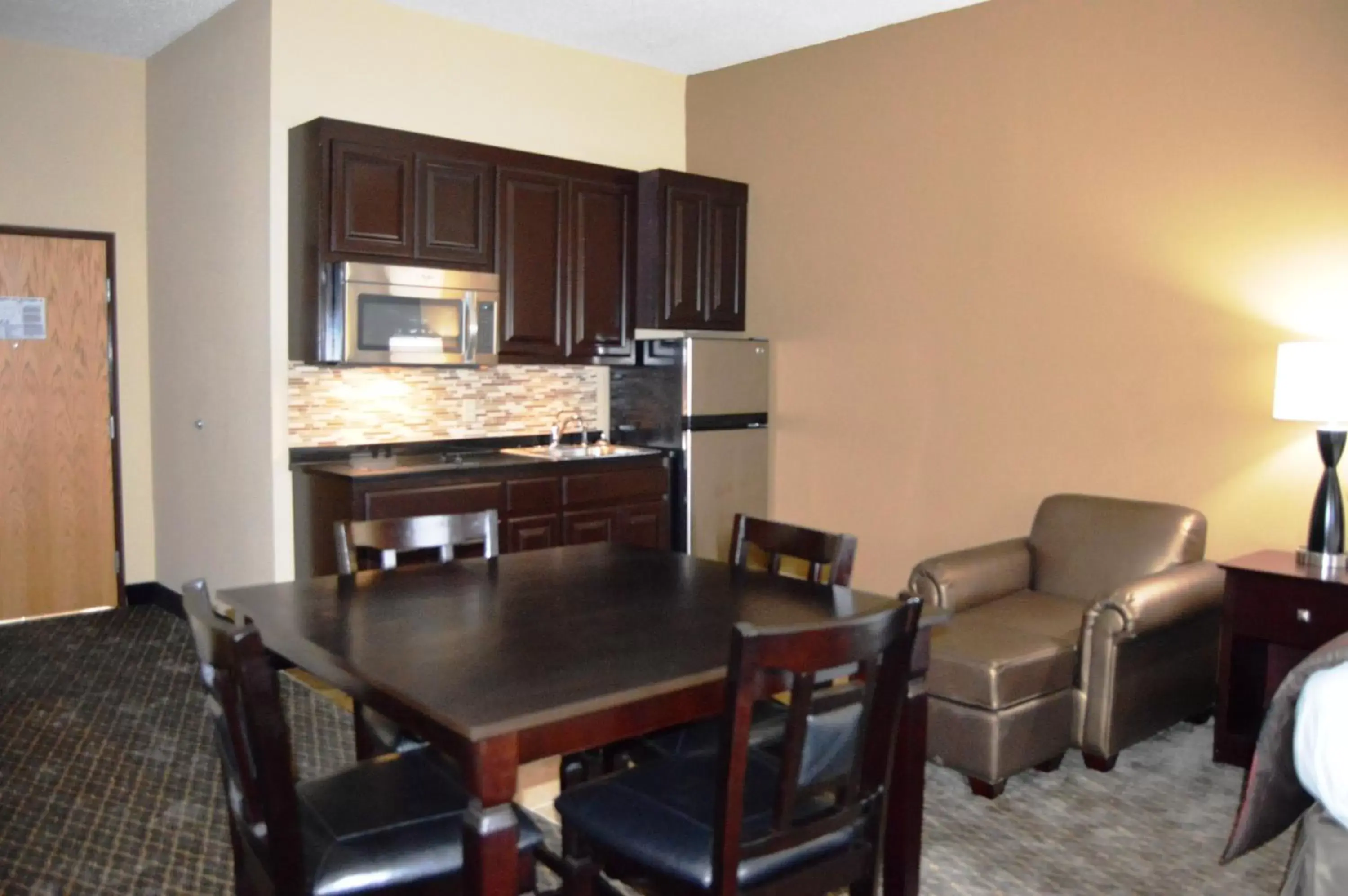 Living room, Dining Area in Boarders Inn and Suites by Cobblestone Hotels - Ardmore