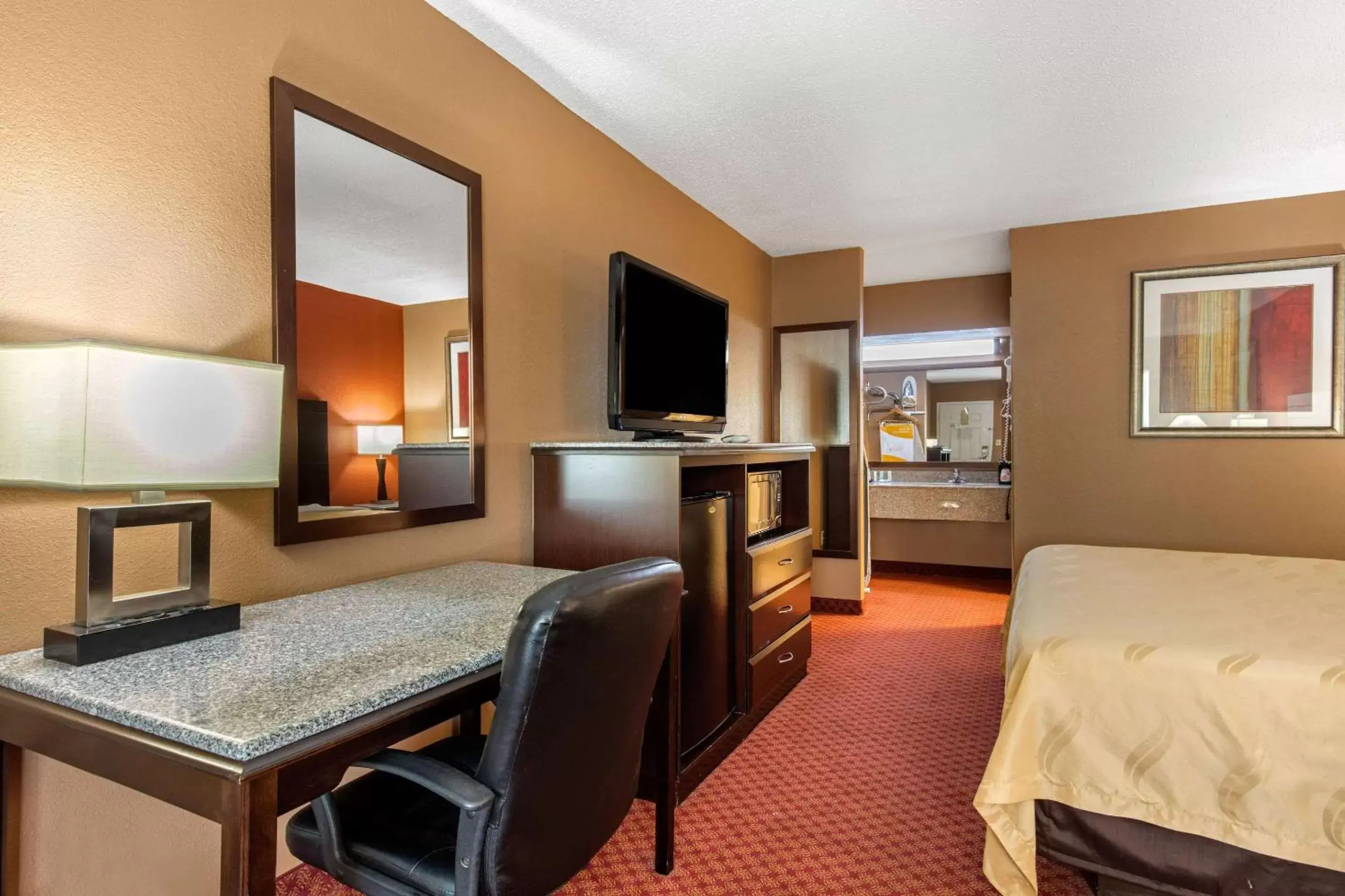 Photo of the whole room, TV/Entertainment Center in Quality Inn Kingston Springs