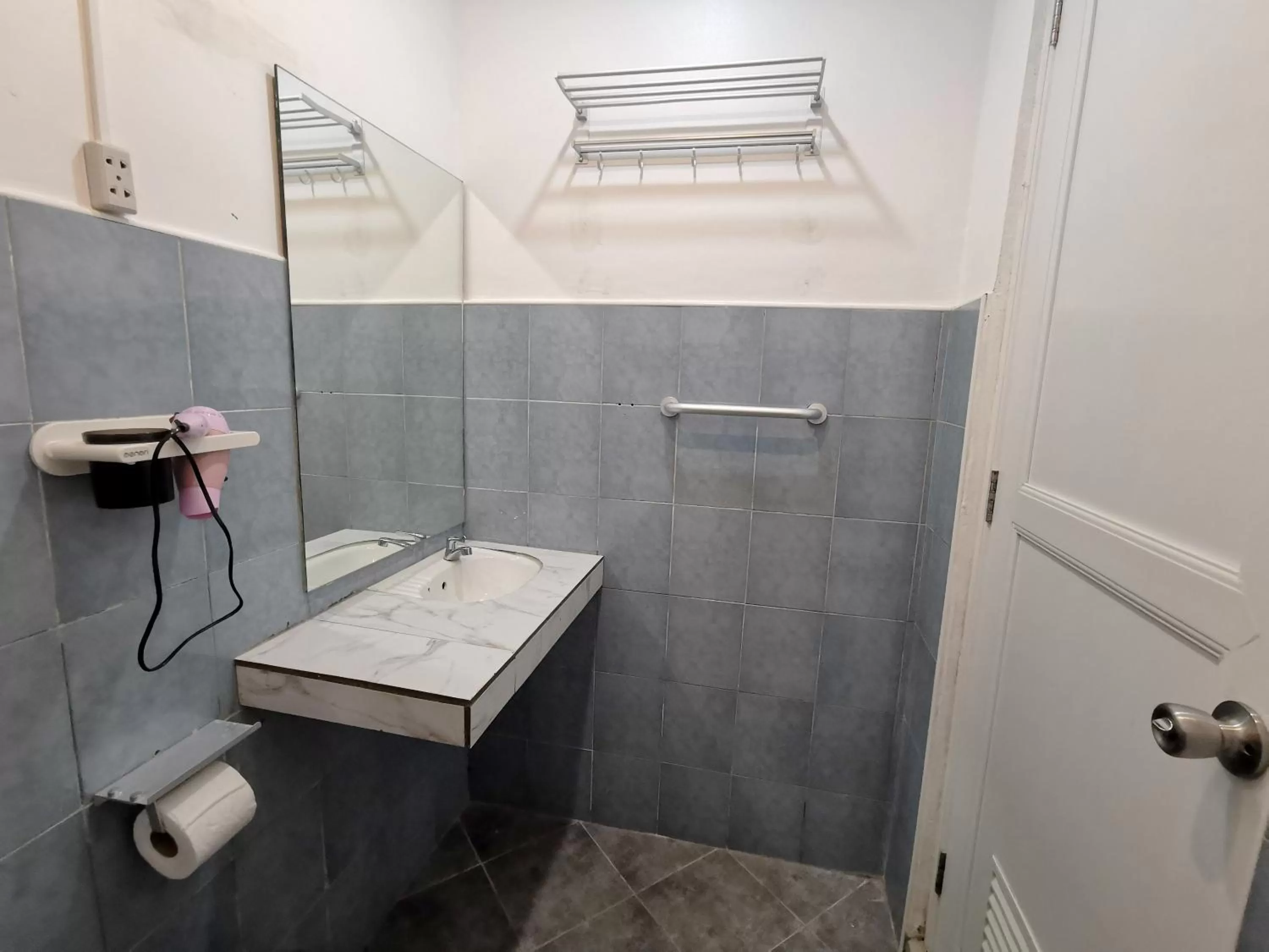 Bathroom in Pescadores Suites Moalboal