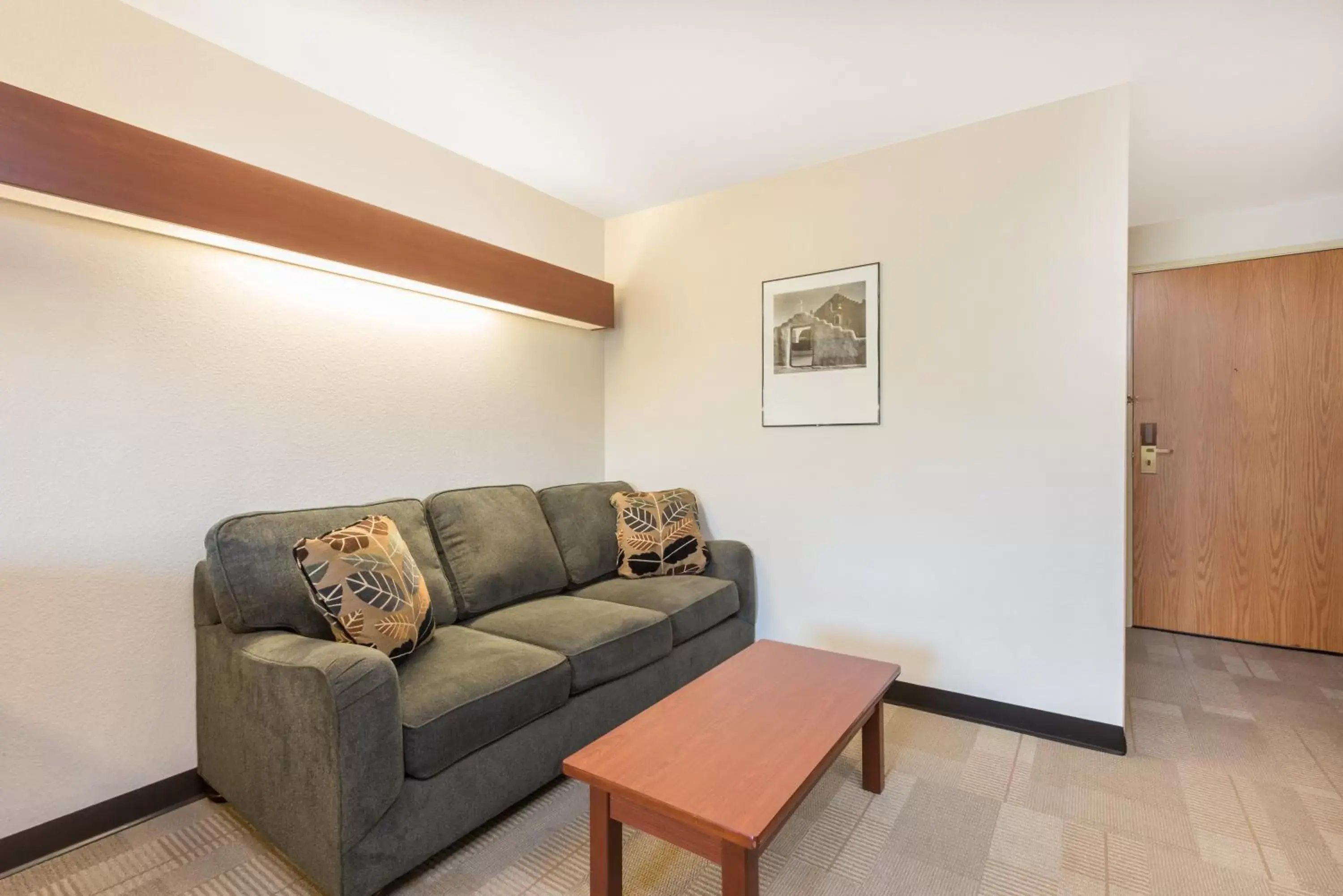 Bed, Seating Area in Microtel Inn & Suites by Wyndham Sainte Genevieve