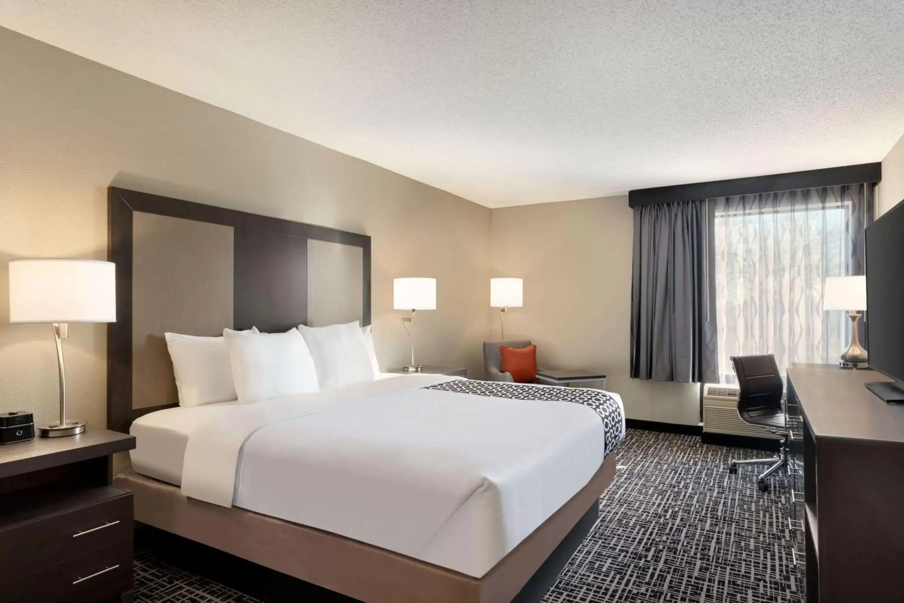 Photo of the whole room, Bed in La Quinta Inn & Suites by Wyndham St Louis Route 66