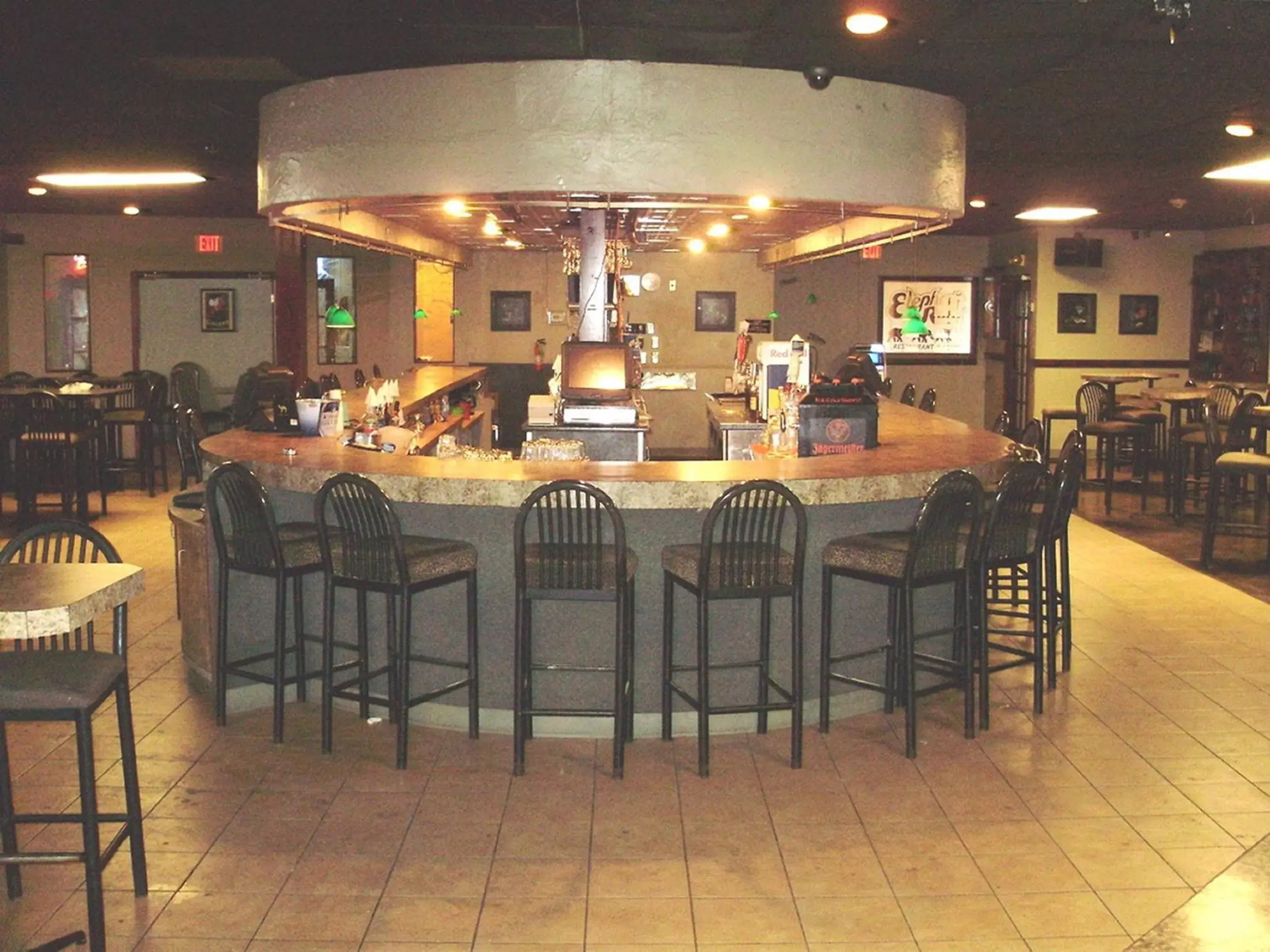 Restaurant/Places to Eat in Trade Winds Central Inn