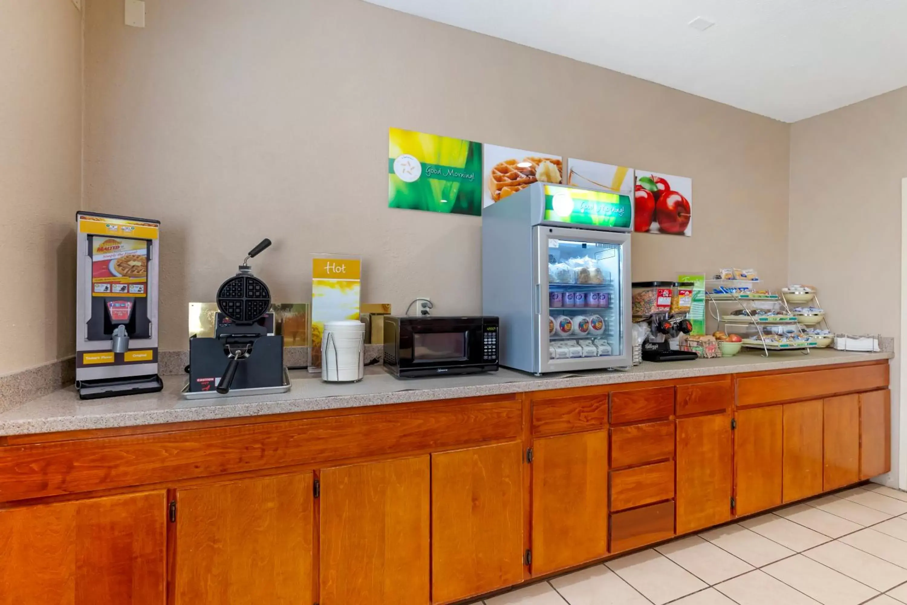 Buffet breakfast in Quality Inn & Suites Keokuk North