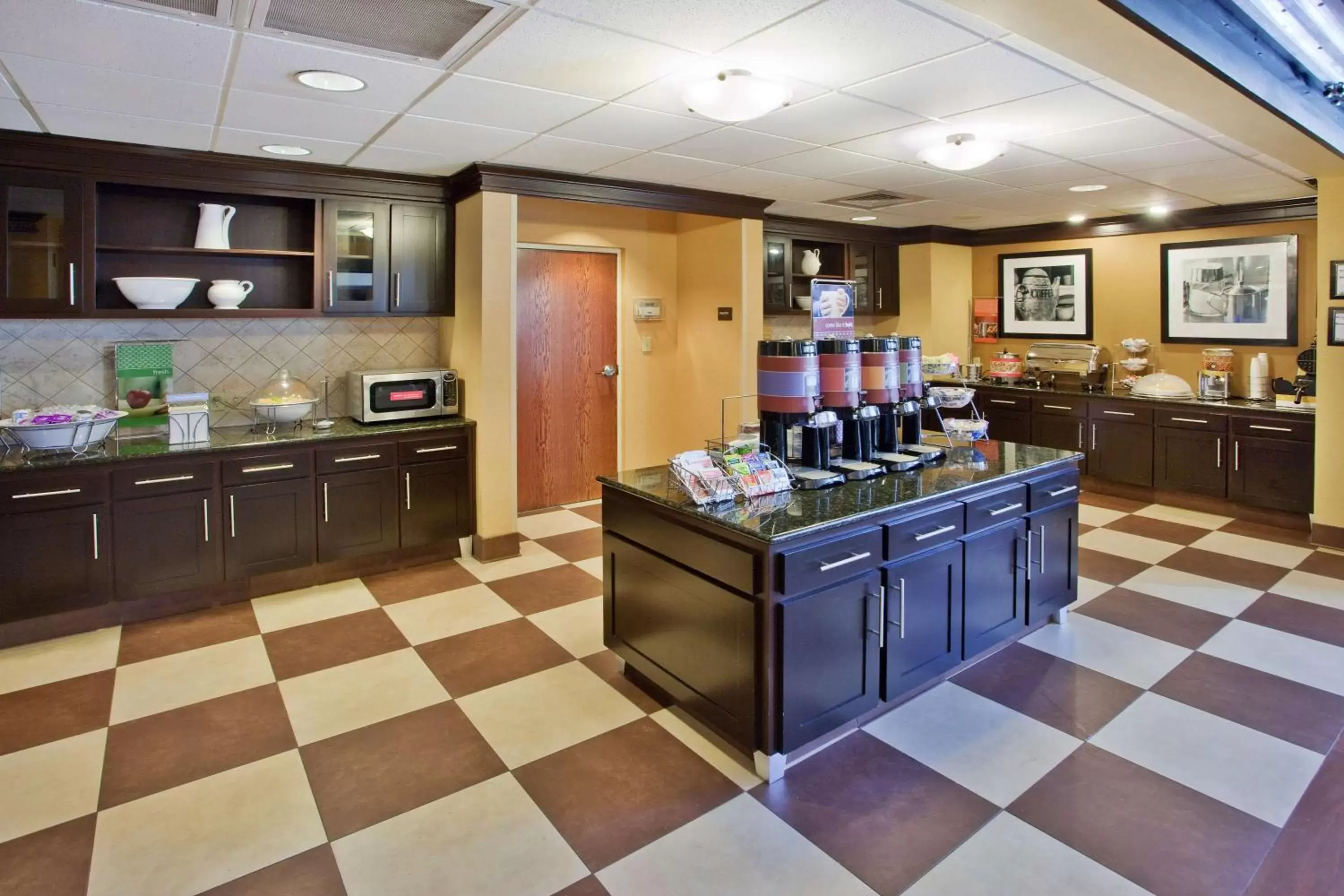 Dining area in Hampton Inn & Suites Oxford-Anniston