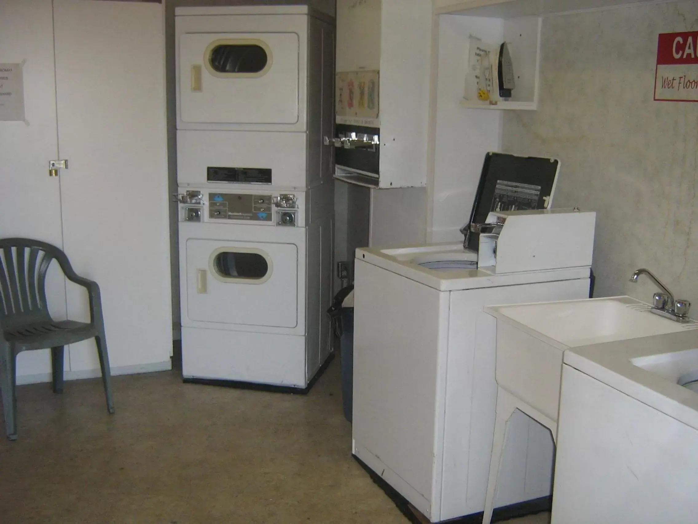 Decorative detail, Kitchen/Kitchenette in Parkway Motel & European Lodges